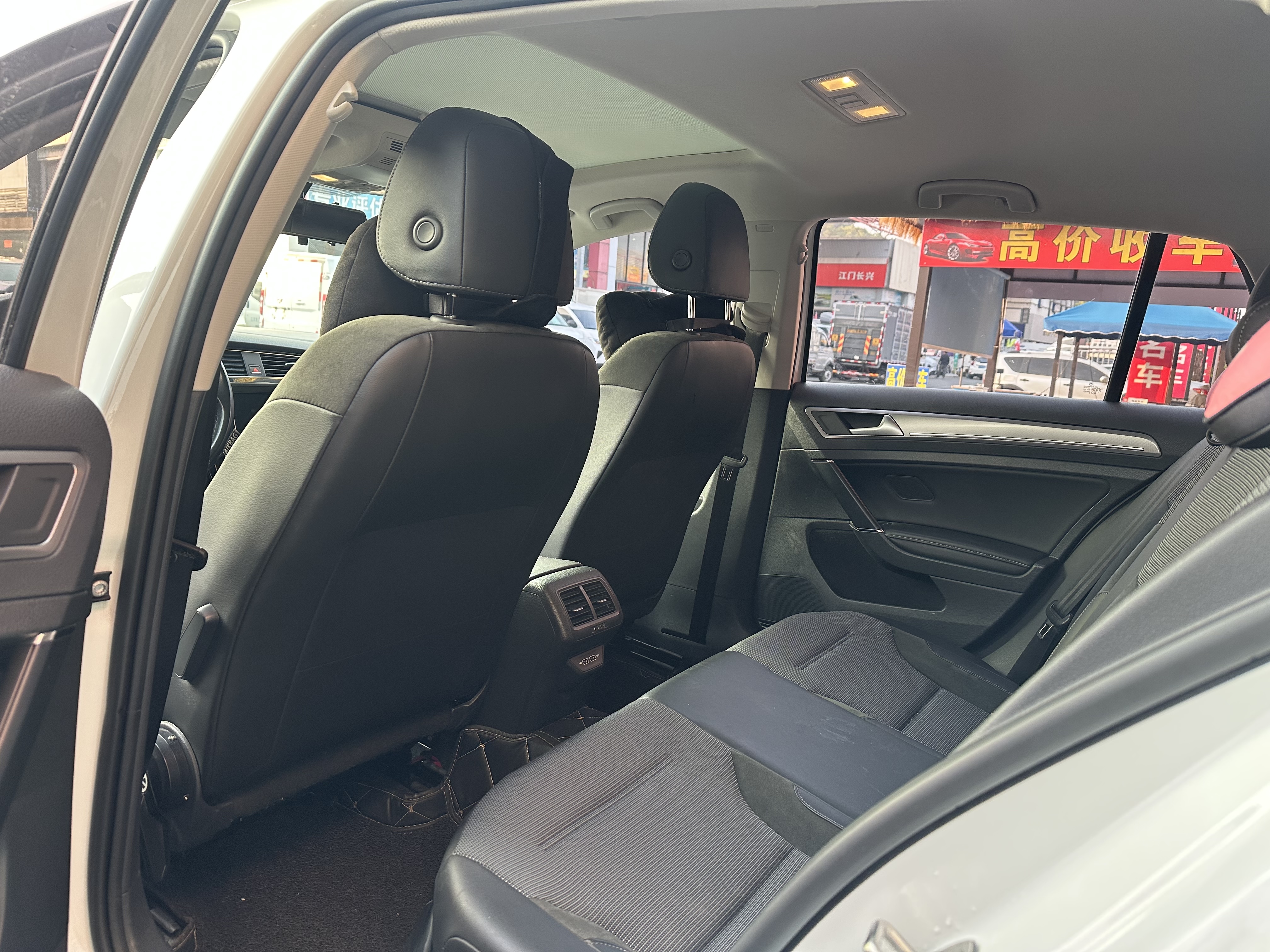 Volkswagen Golf 2019 car image #3