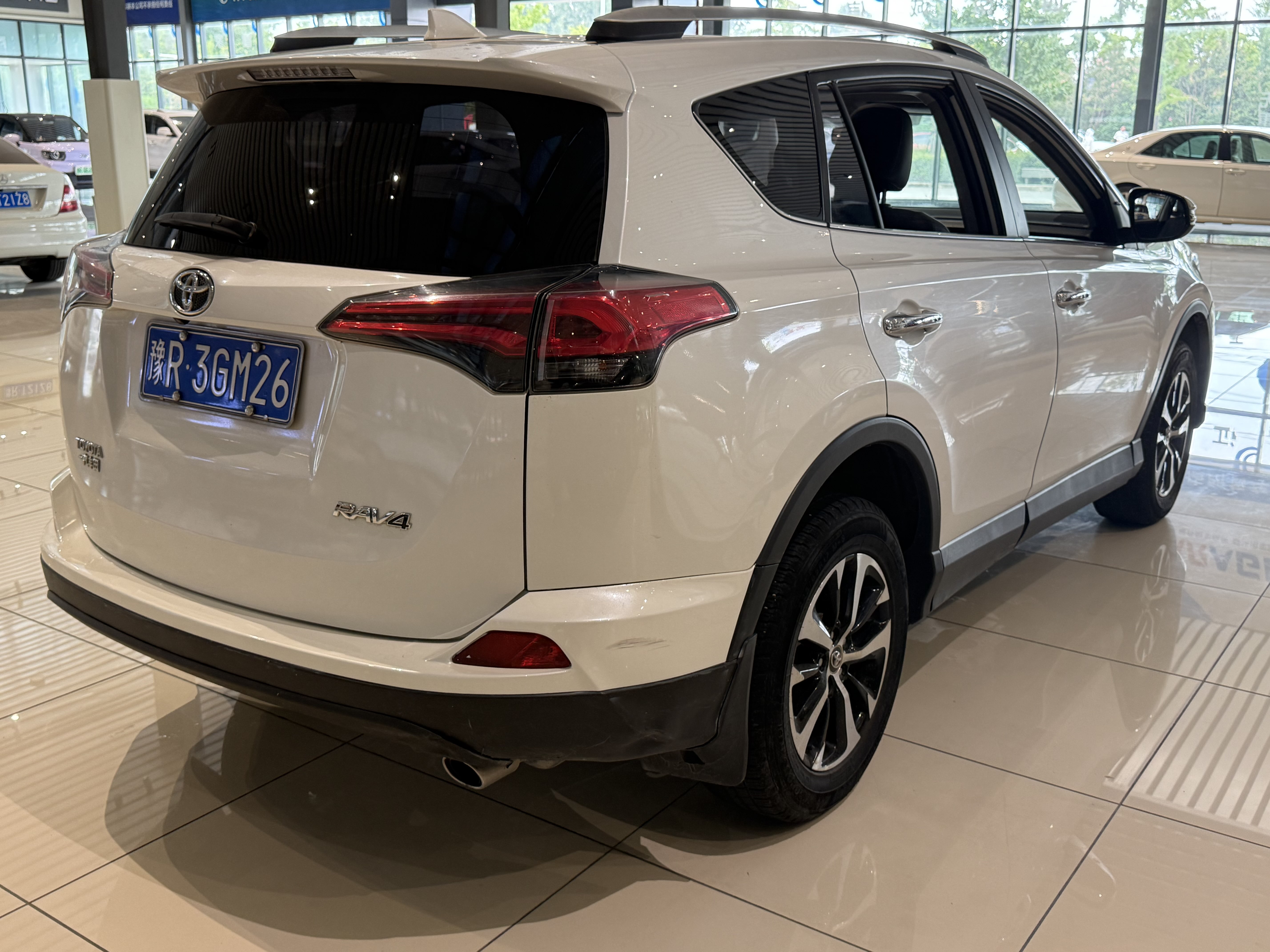 Toyota RAV4 2018 car image #3