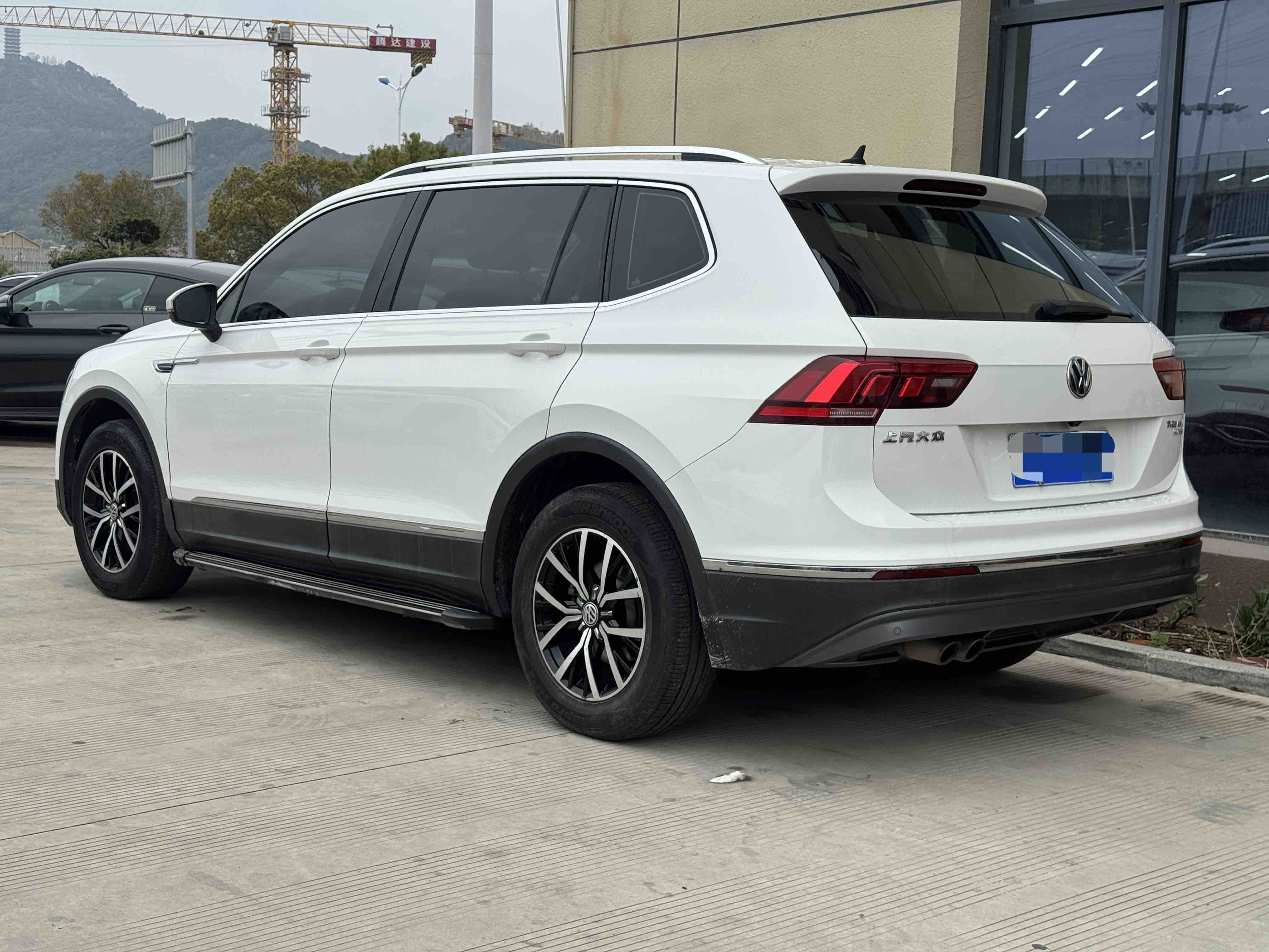 Volkswagen Tiguan L 2018 immagine di auto #3