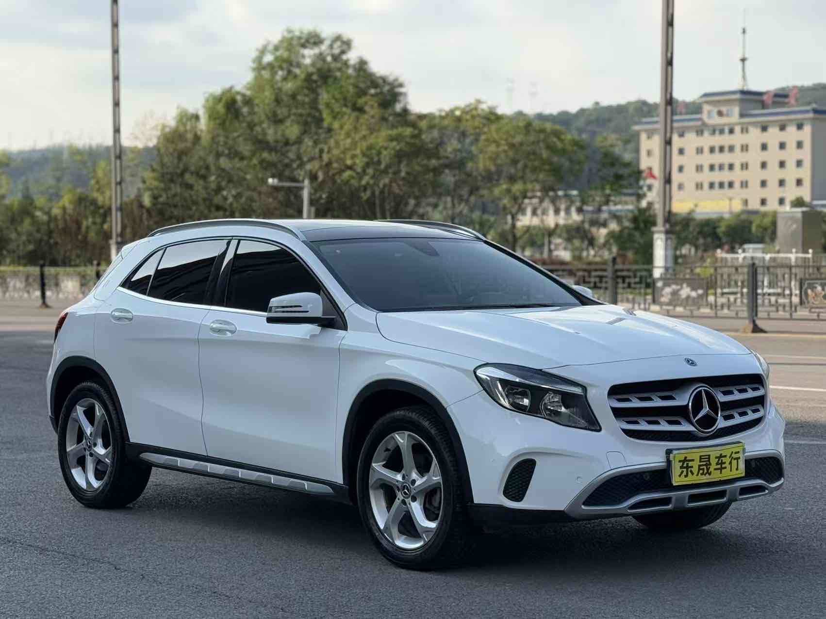 Mercedes-Benz GLA Class 2018 immagine di auto #3