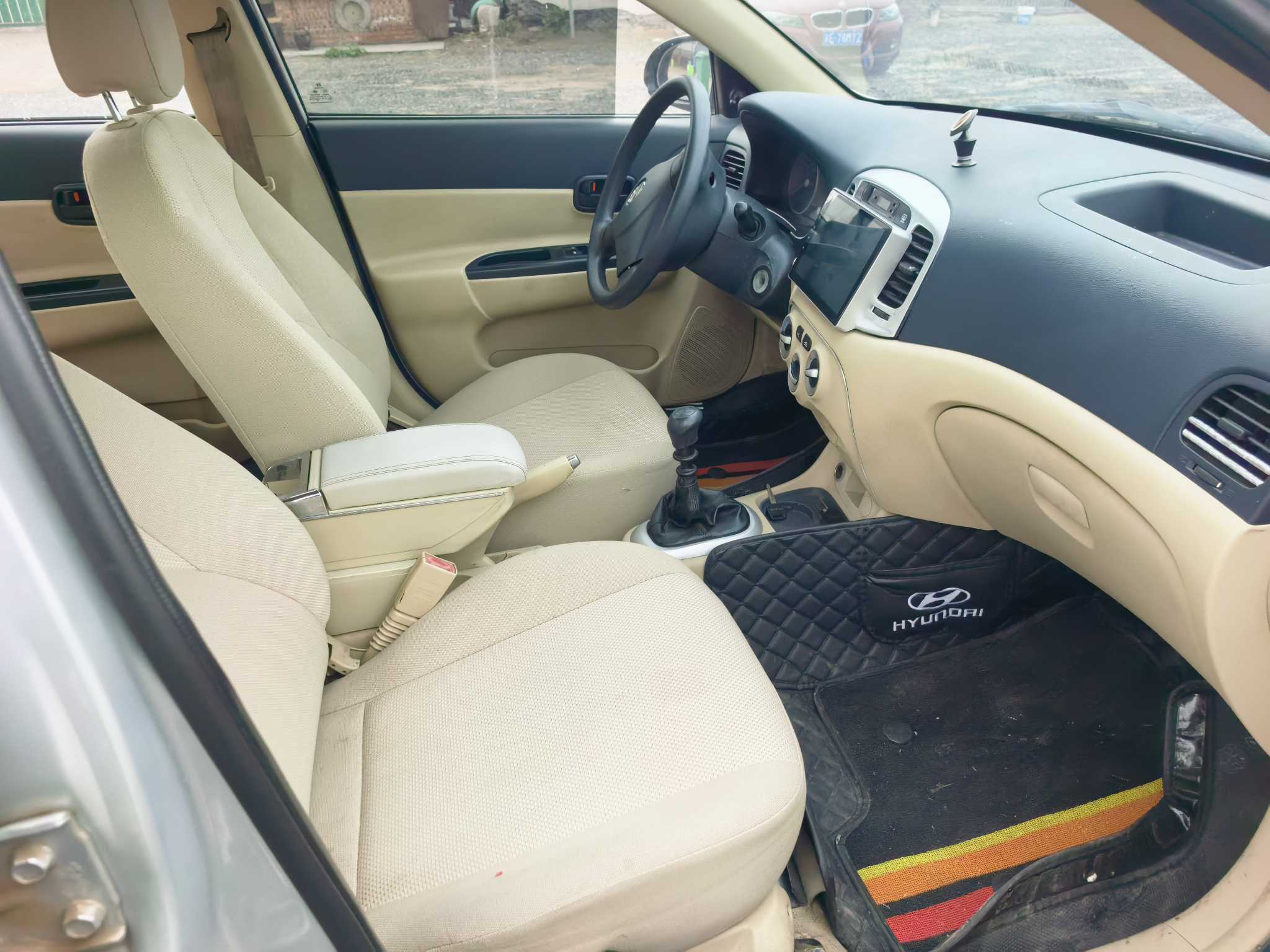 Hyundai Accent 2010 car image #3