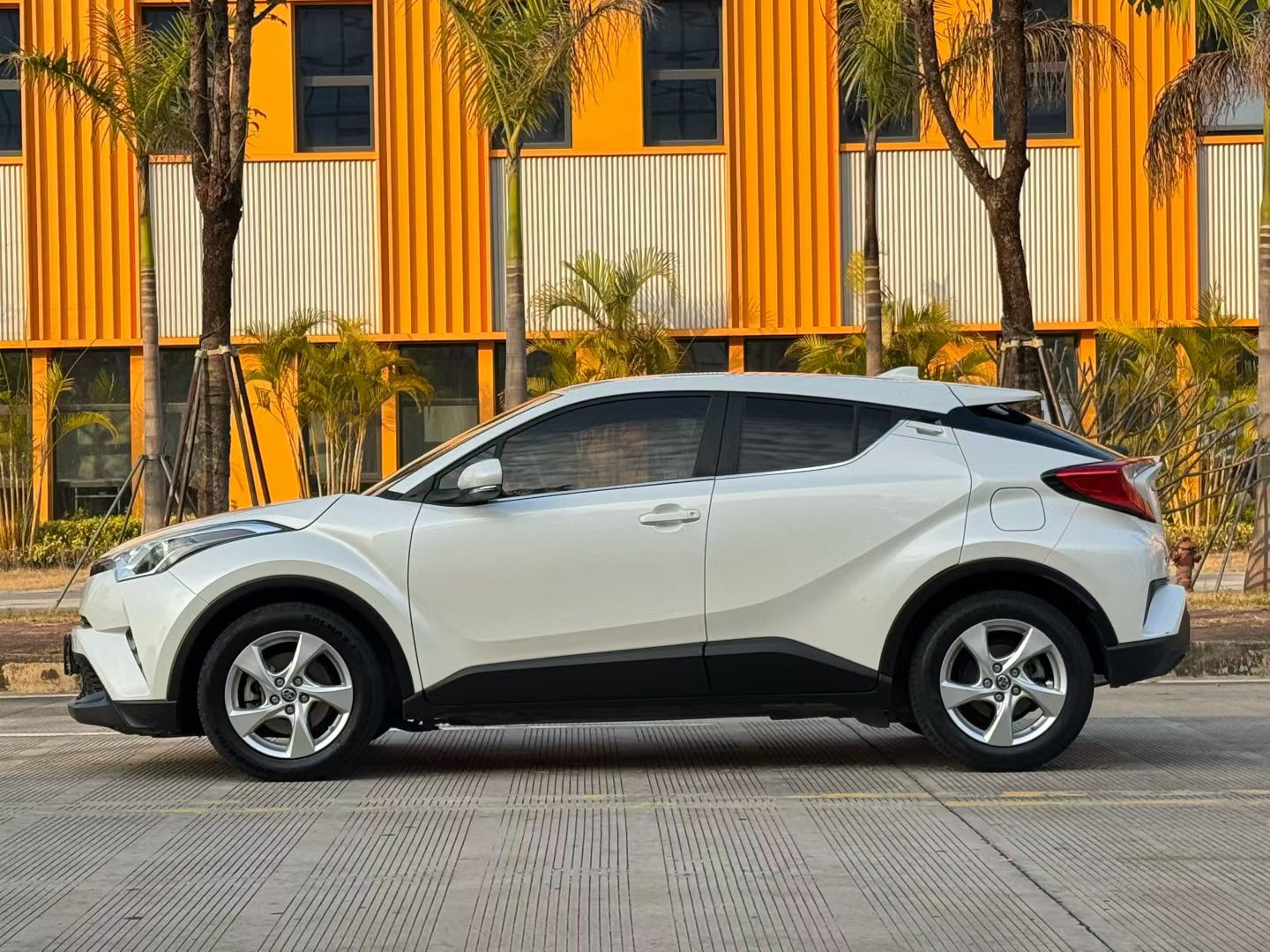 Toyota C-HR 2018 car image #3