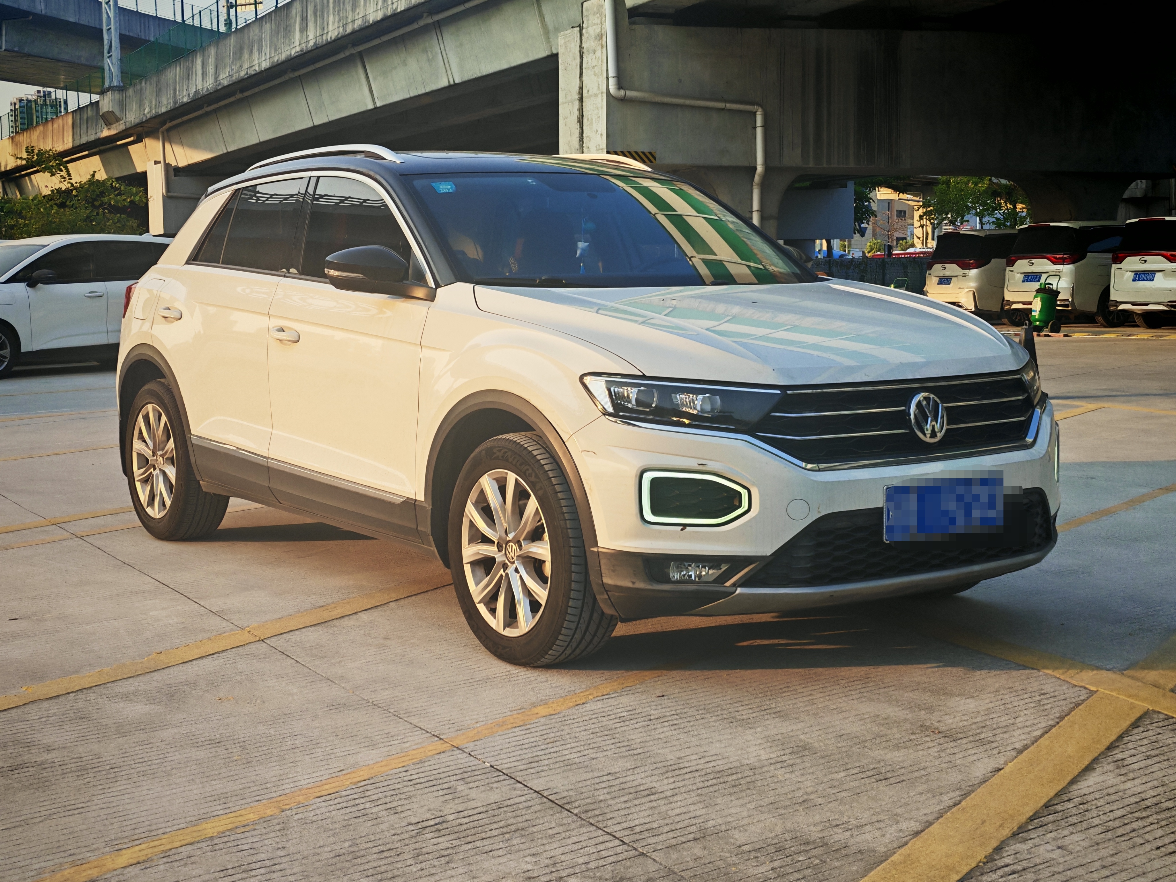 Volkswagen T-Roc 2019 car image #3