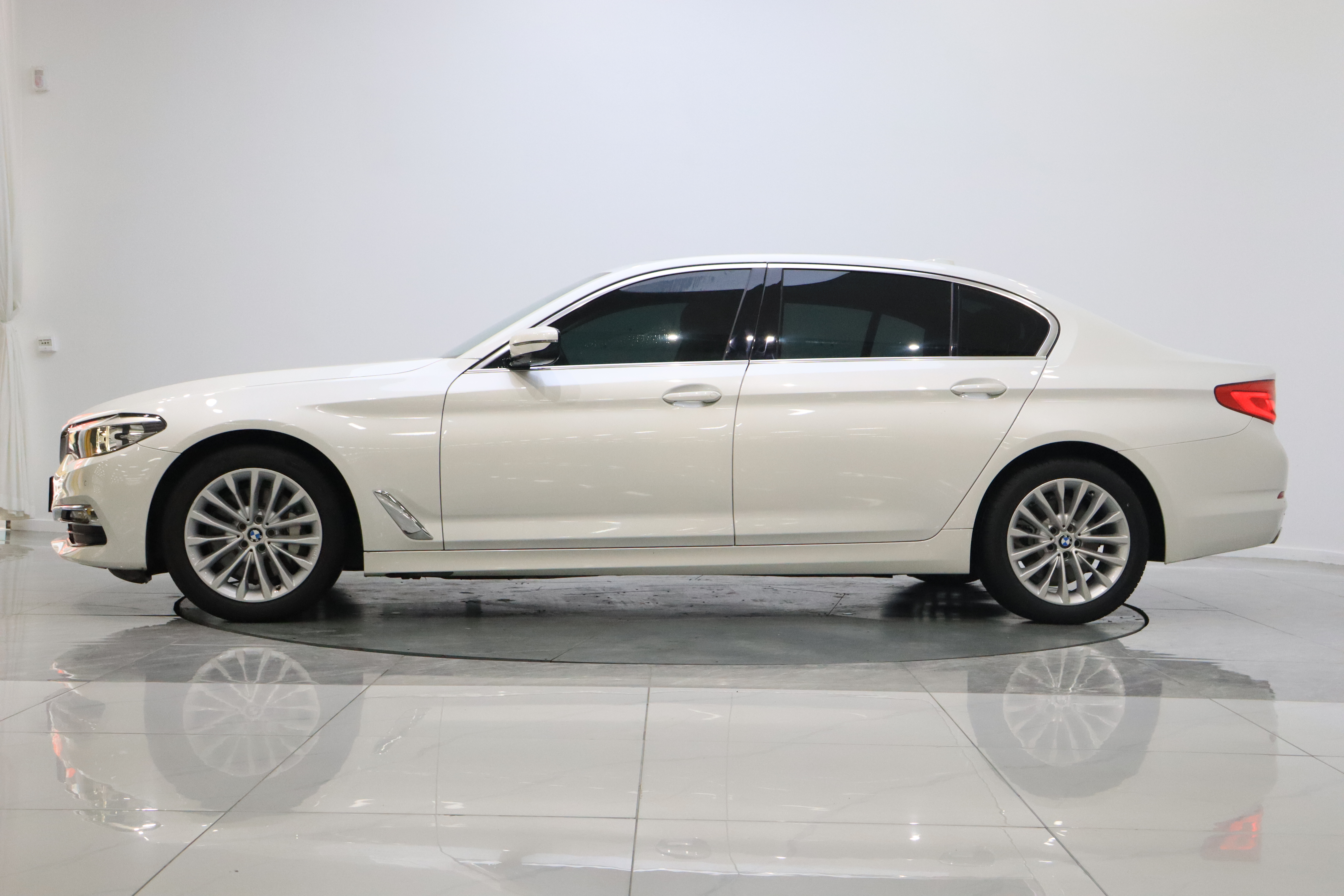 BMW 5 Series 2019 #3 BMW 5 Series 2019 car image #3