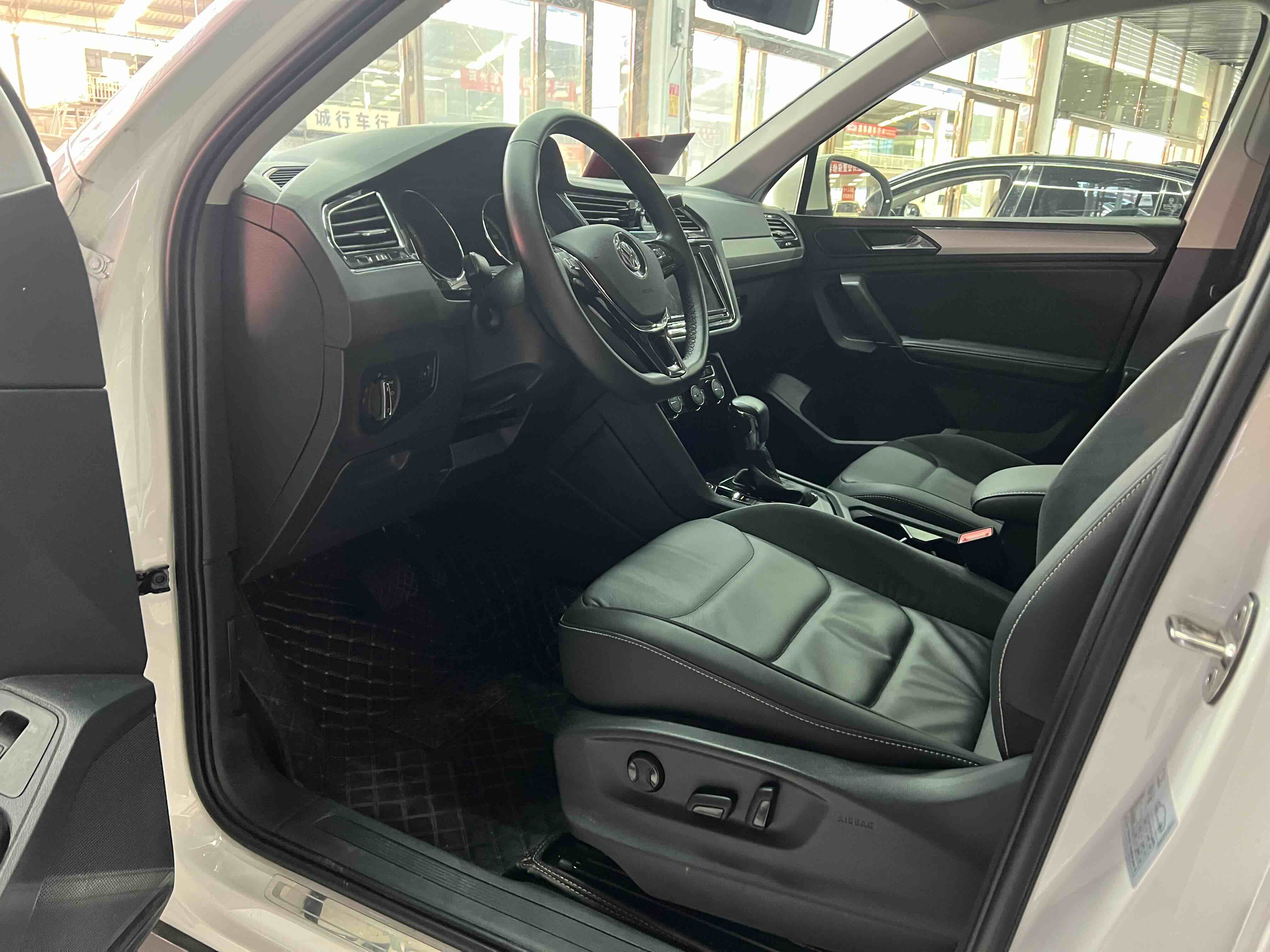 Volkswagen Tiguan L 2019 #3 Volkswagen Tiguan L 2019 car image #3