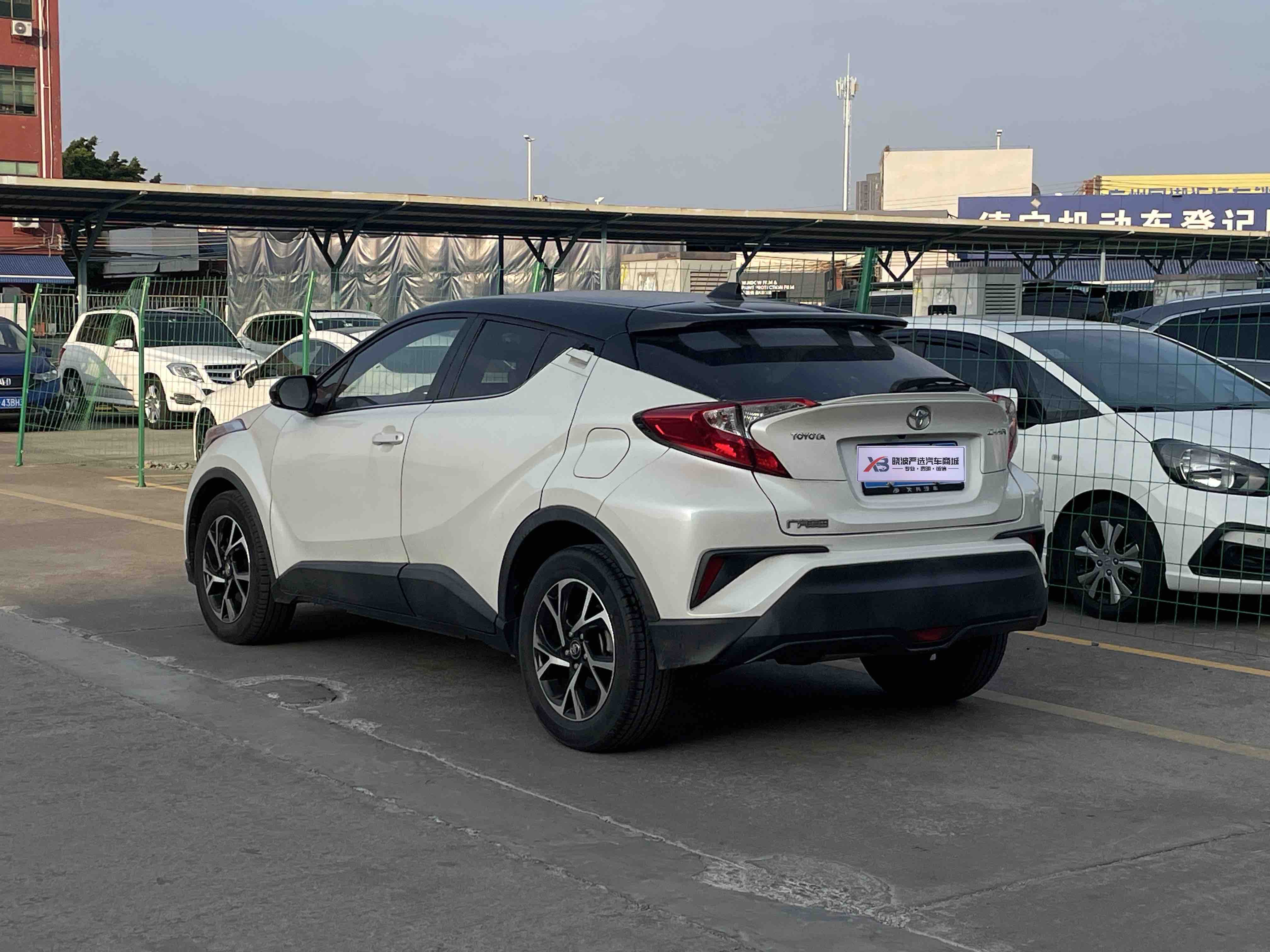 Toyota C-HR 2019 car image #3