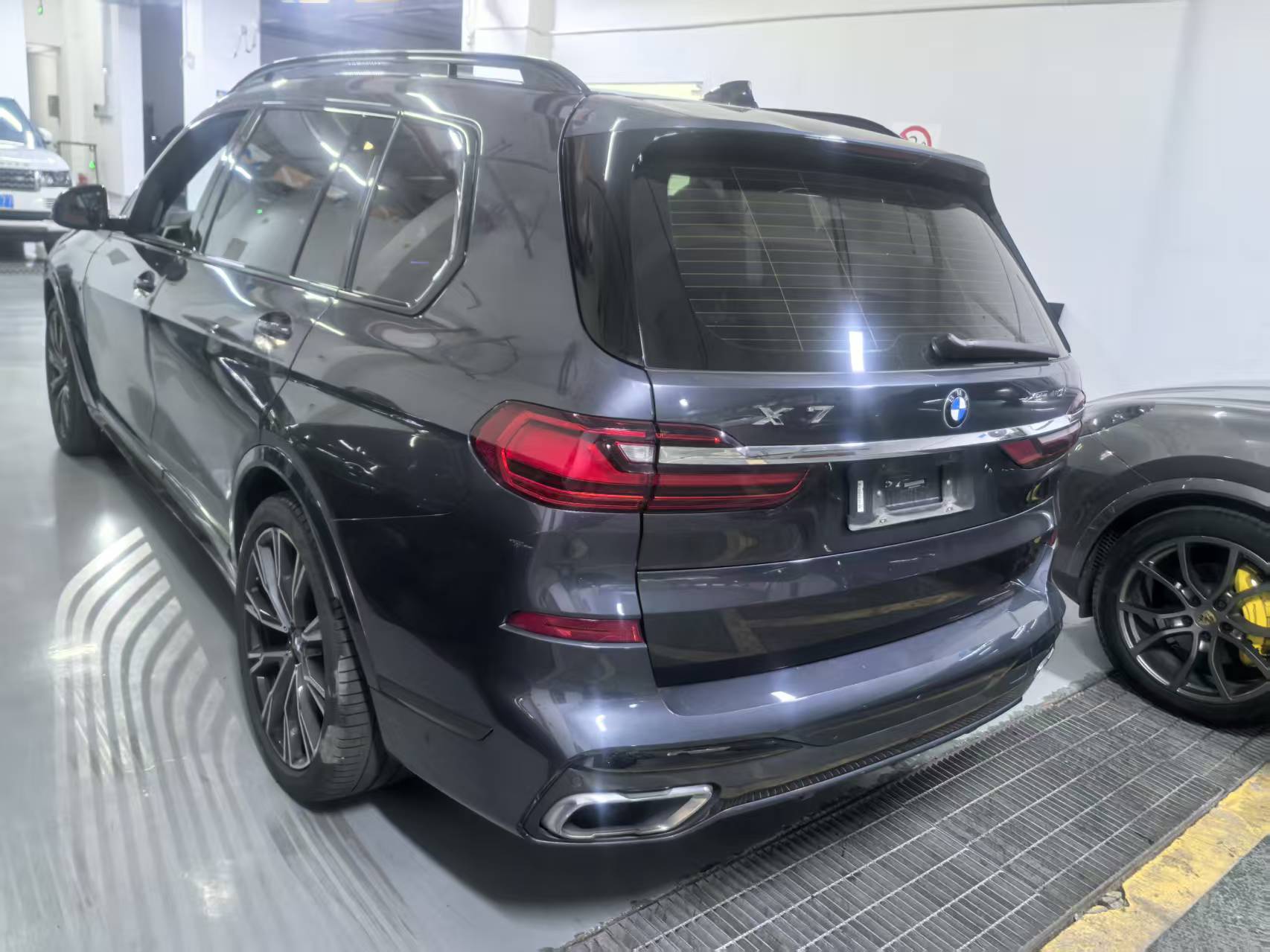 BMW X7 M60i 2019 #3 BMW X7 M60i 2019 car image #3