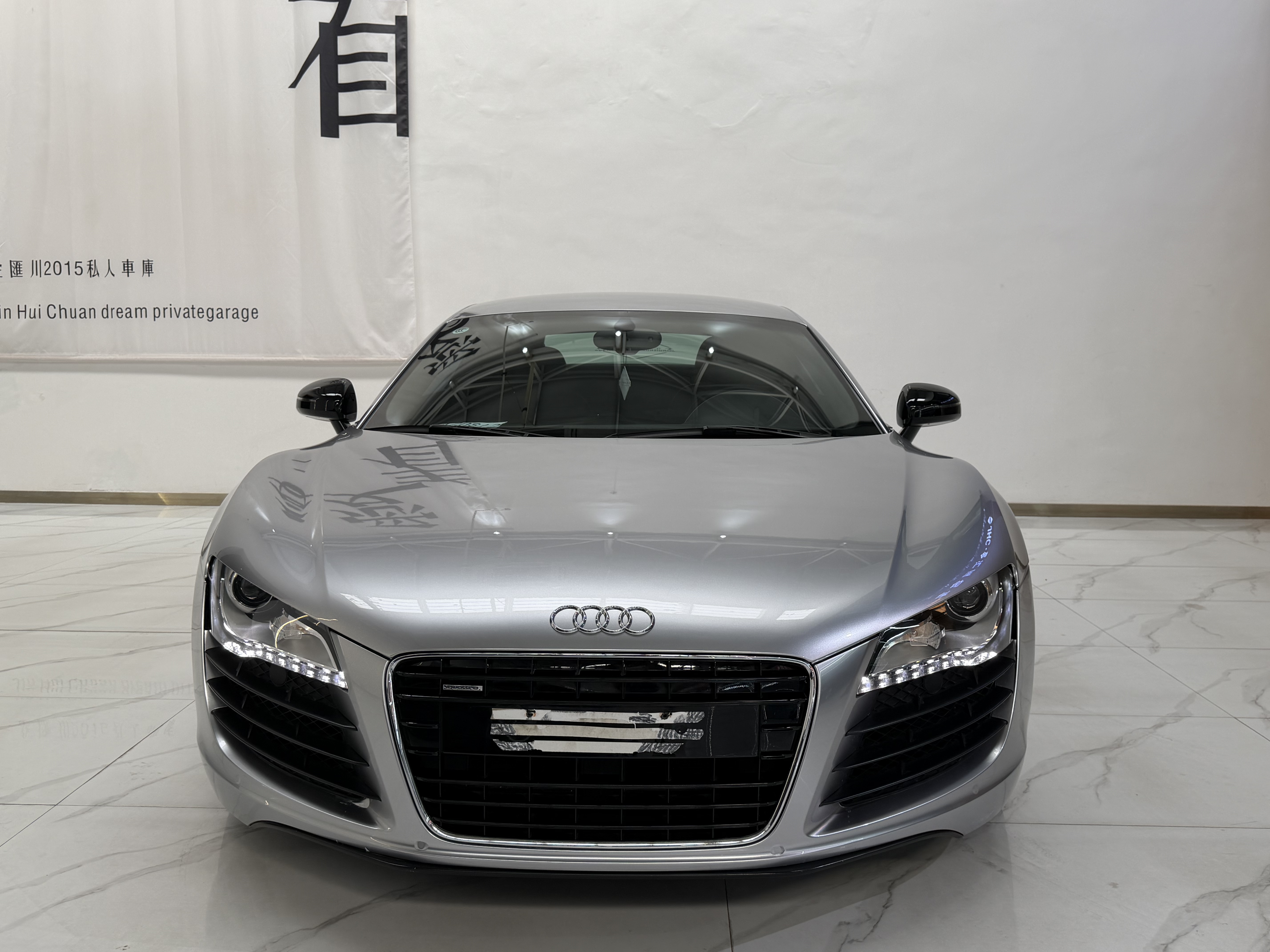 Audi R8 2010 car image #3