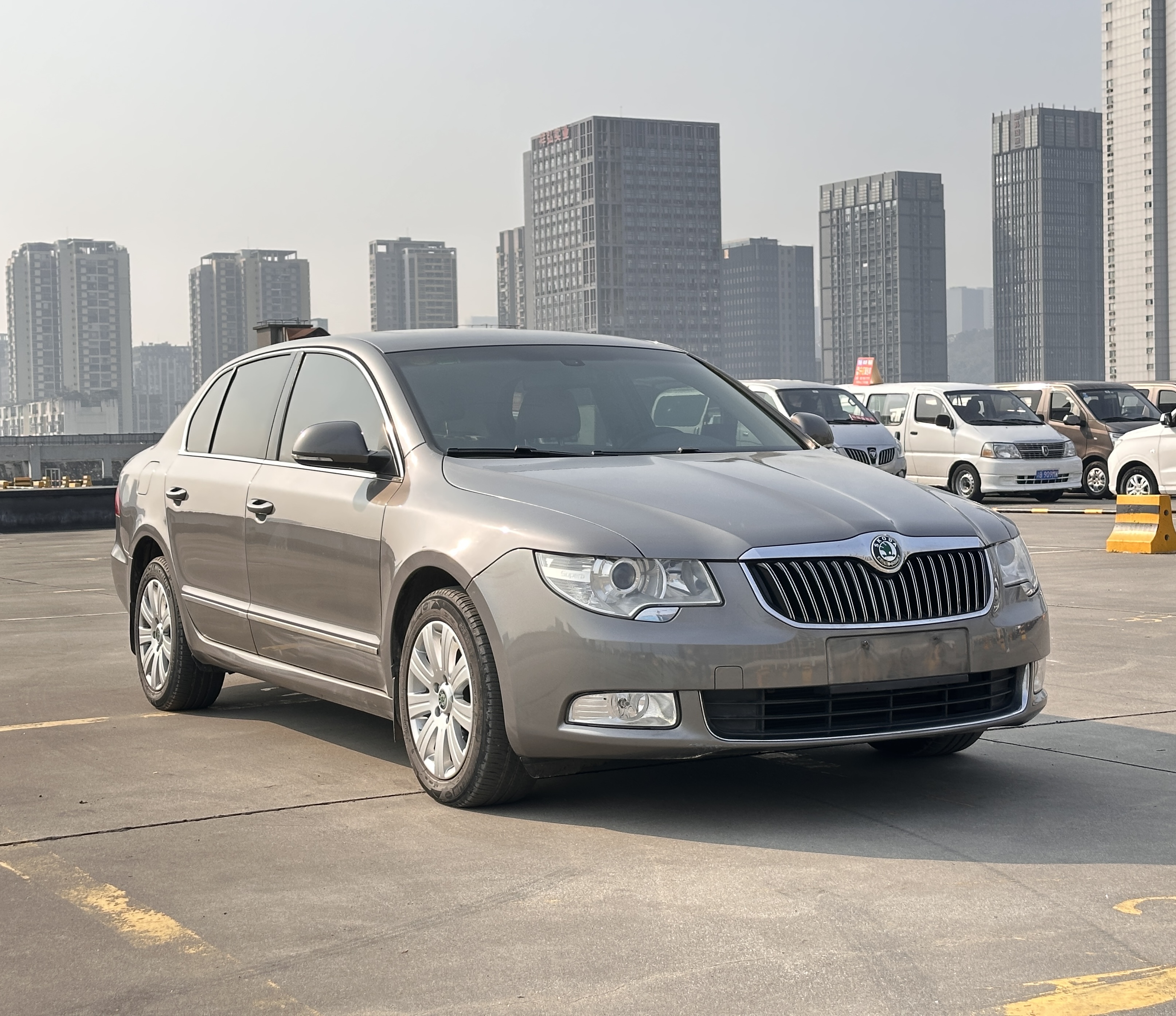 Skoda Superb 2011 car image #3