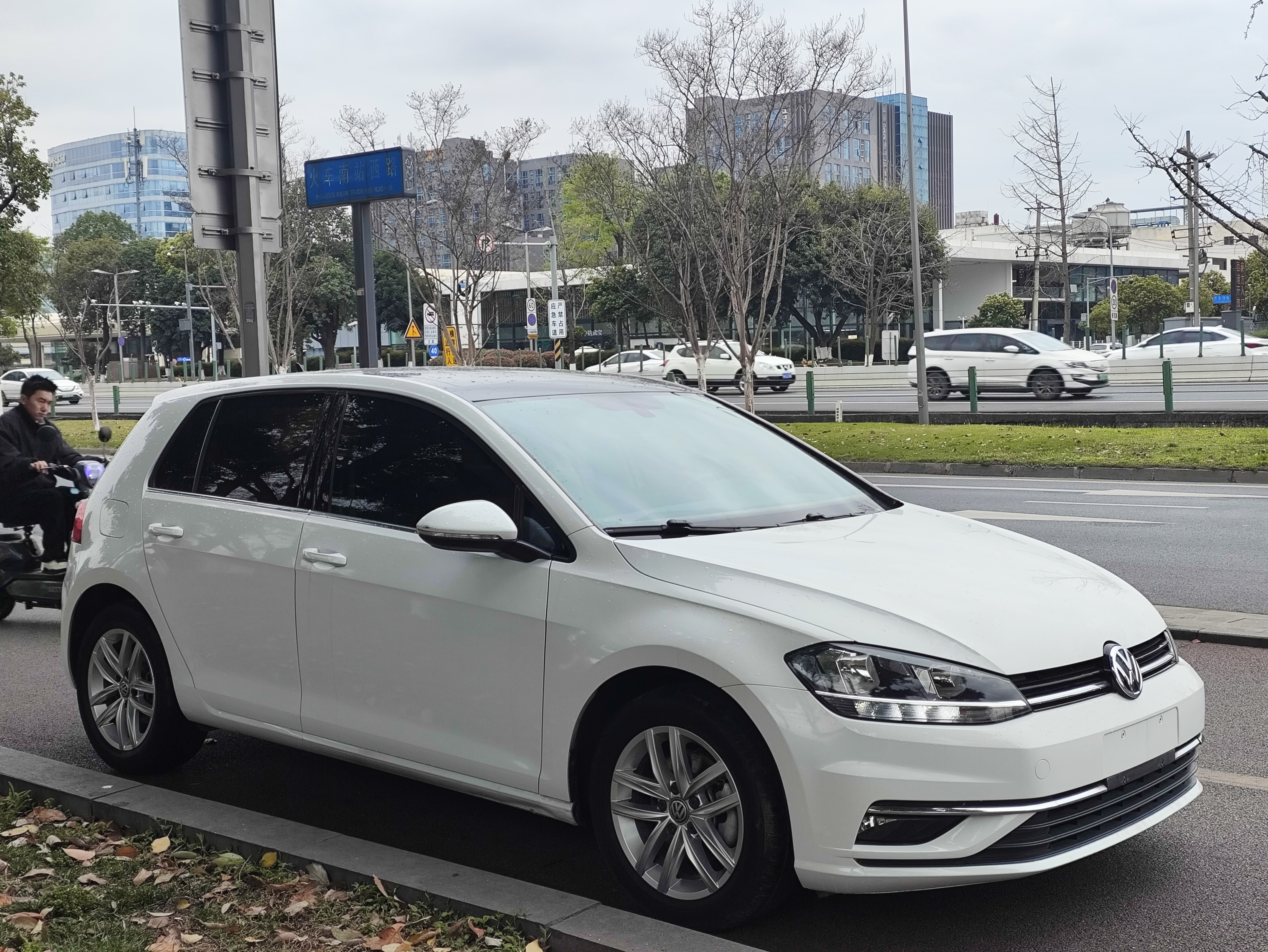 Volkswagen Golf 2019 car image #3