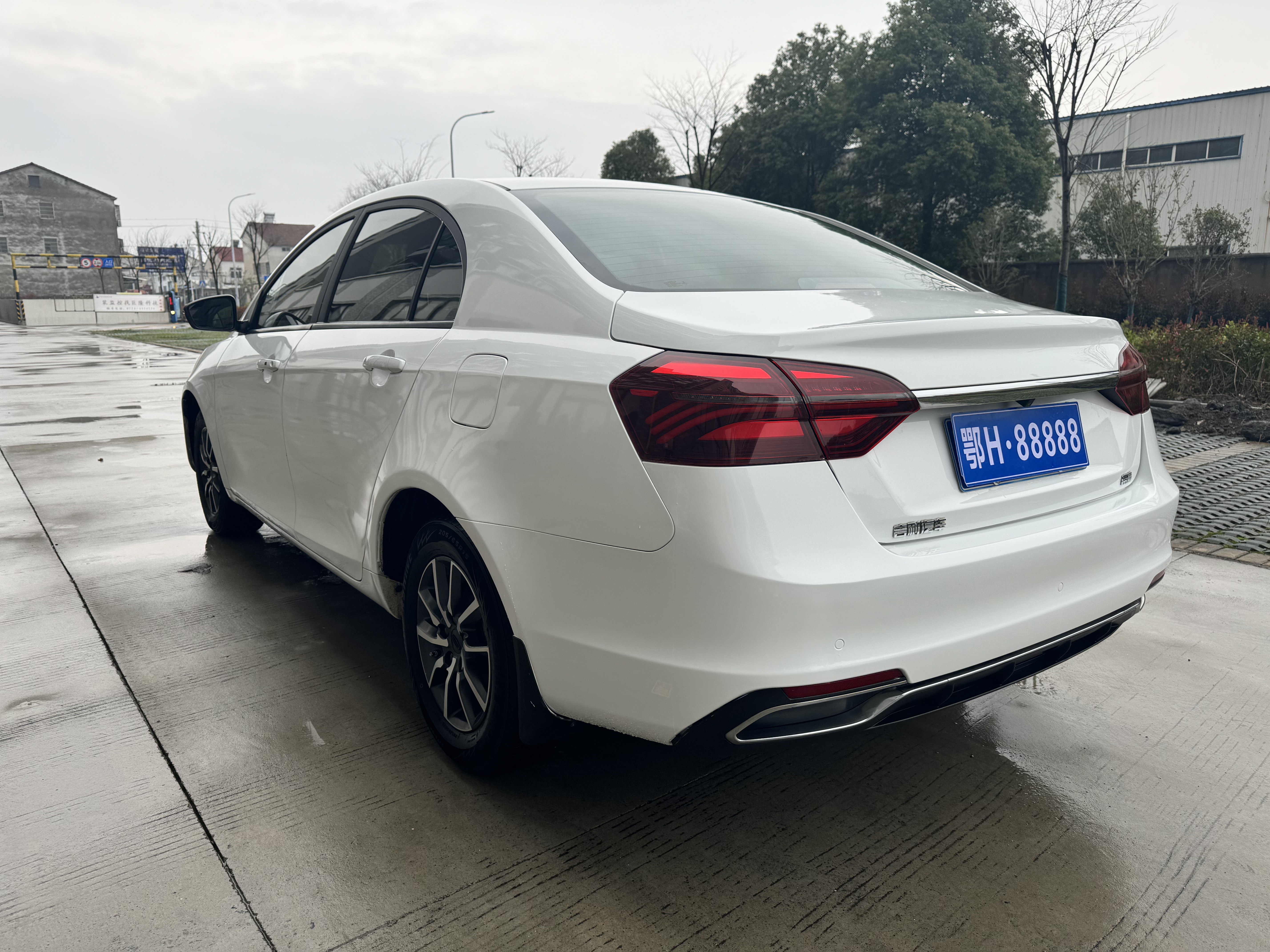 GEELY Emgrand 2019 car image #3
