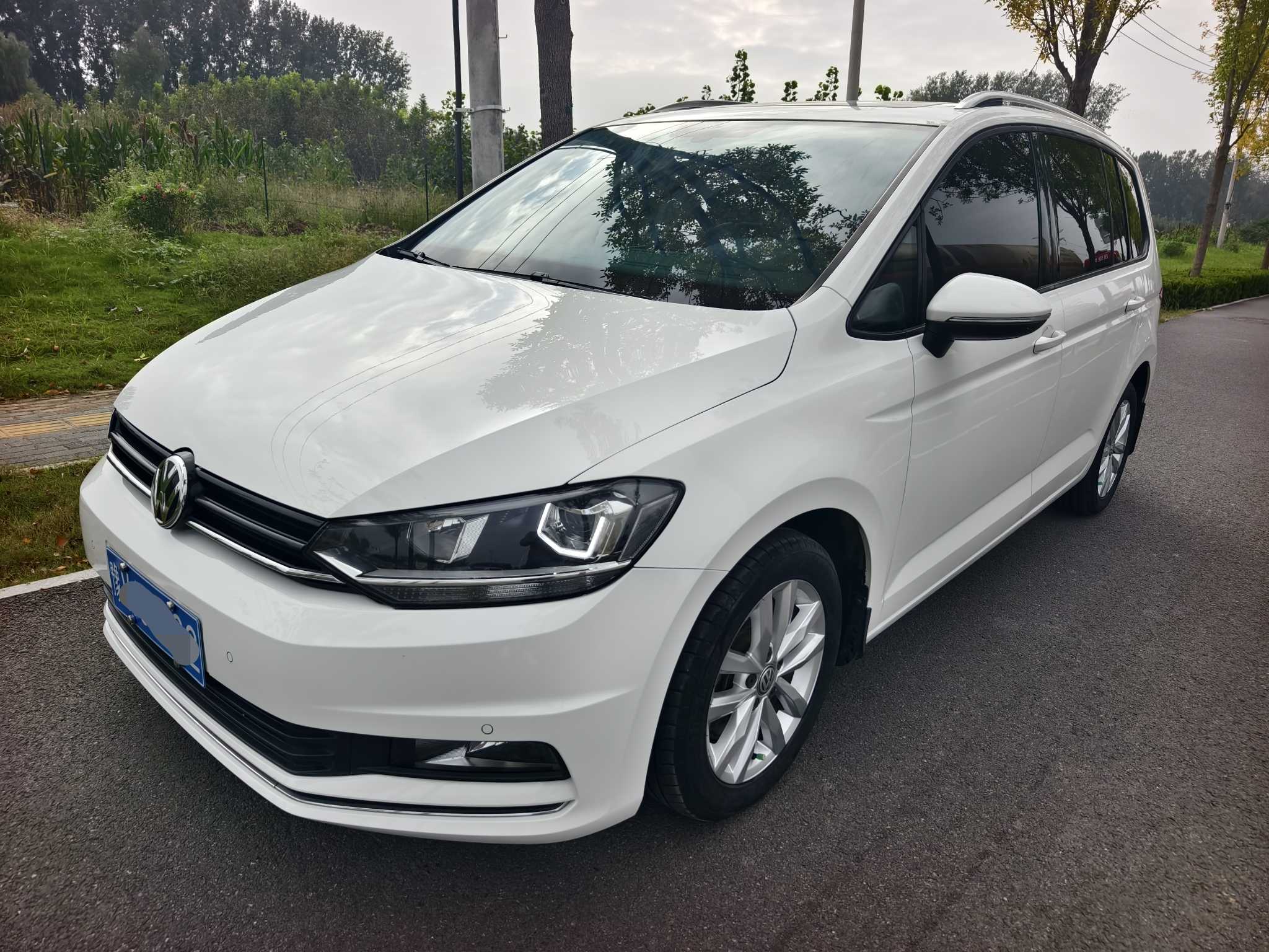 Volkswagen Touran 2018 car image #3