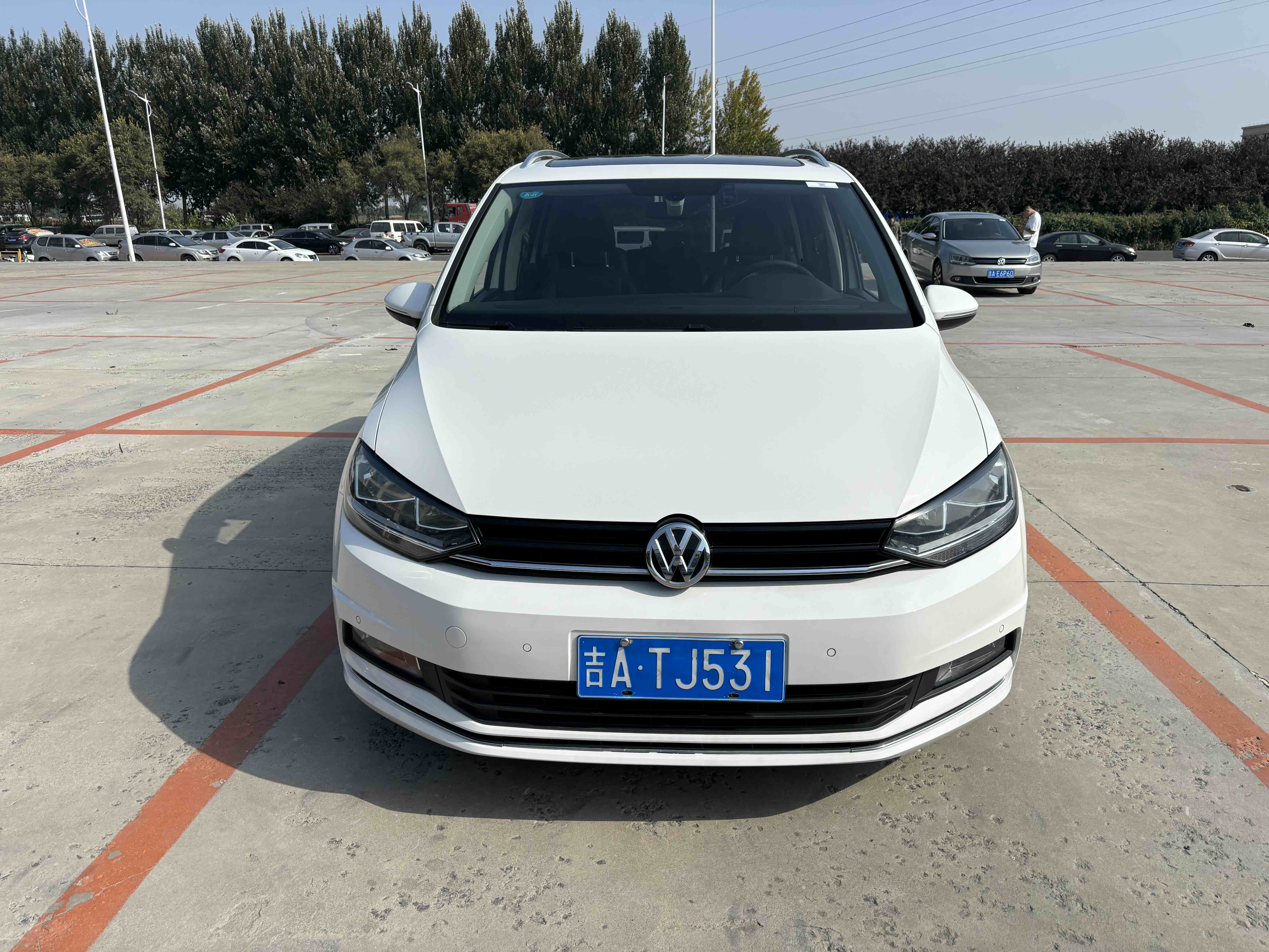 Volkswagen Touran 2018 car image #3