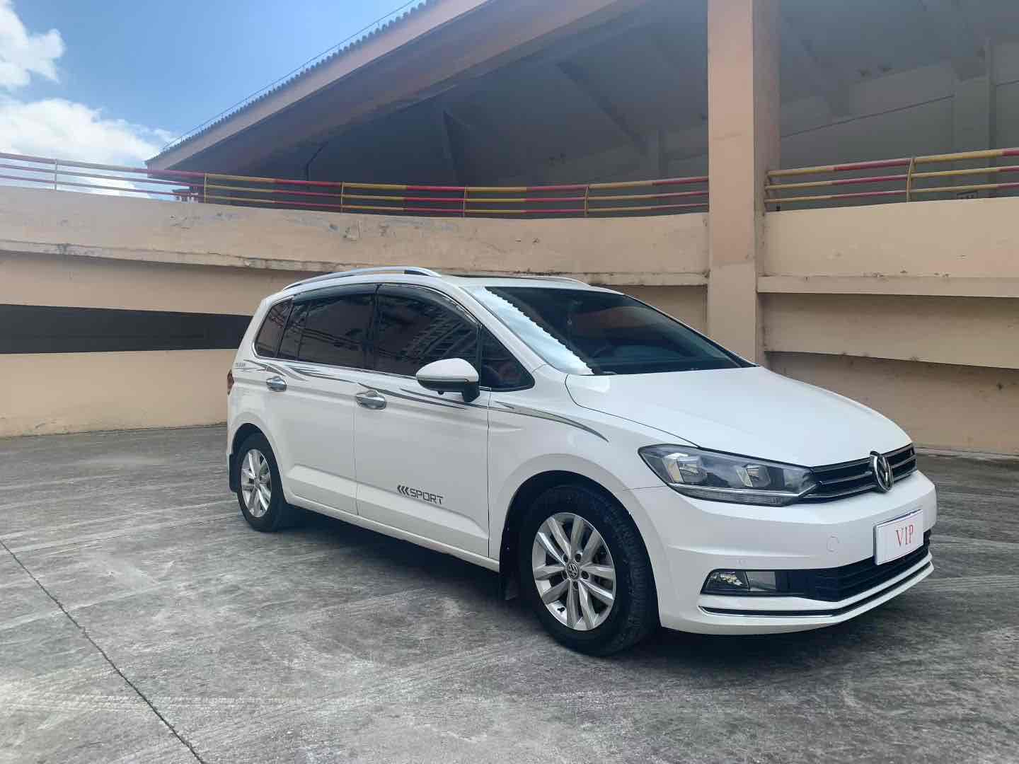 Volkswagen Touran 2019 car image #3