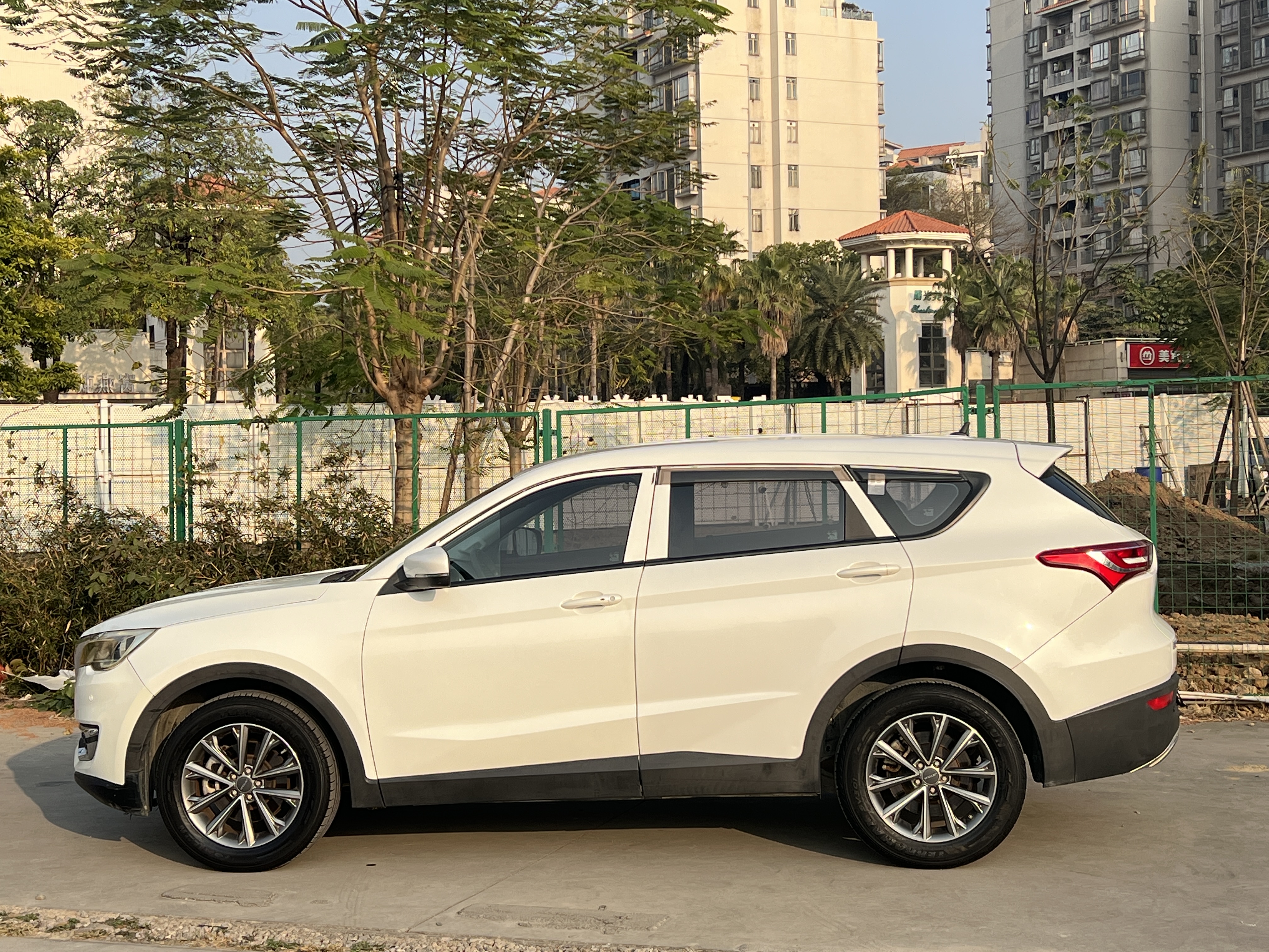 X70 2019 car image #3