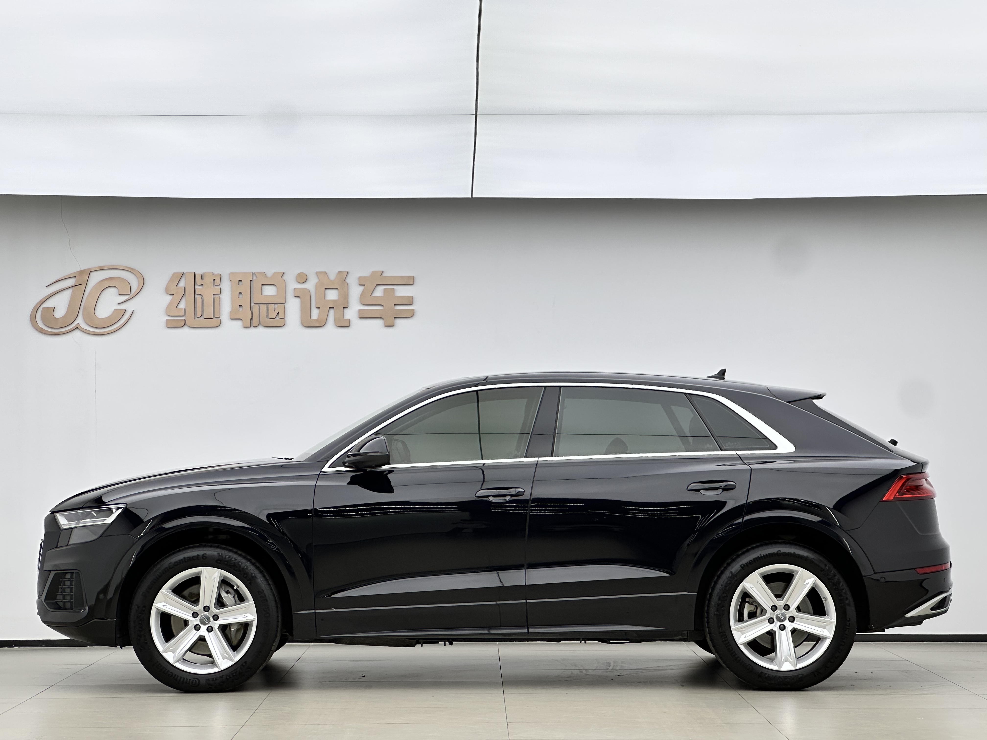 Audi Q8 2021 car image #3
