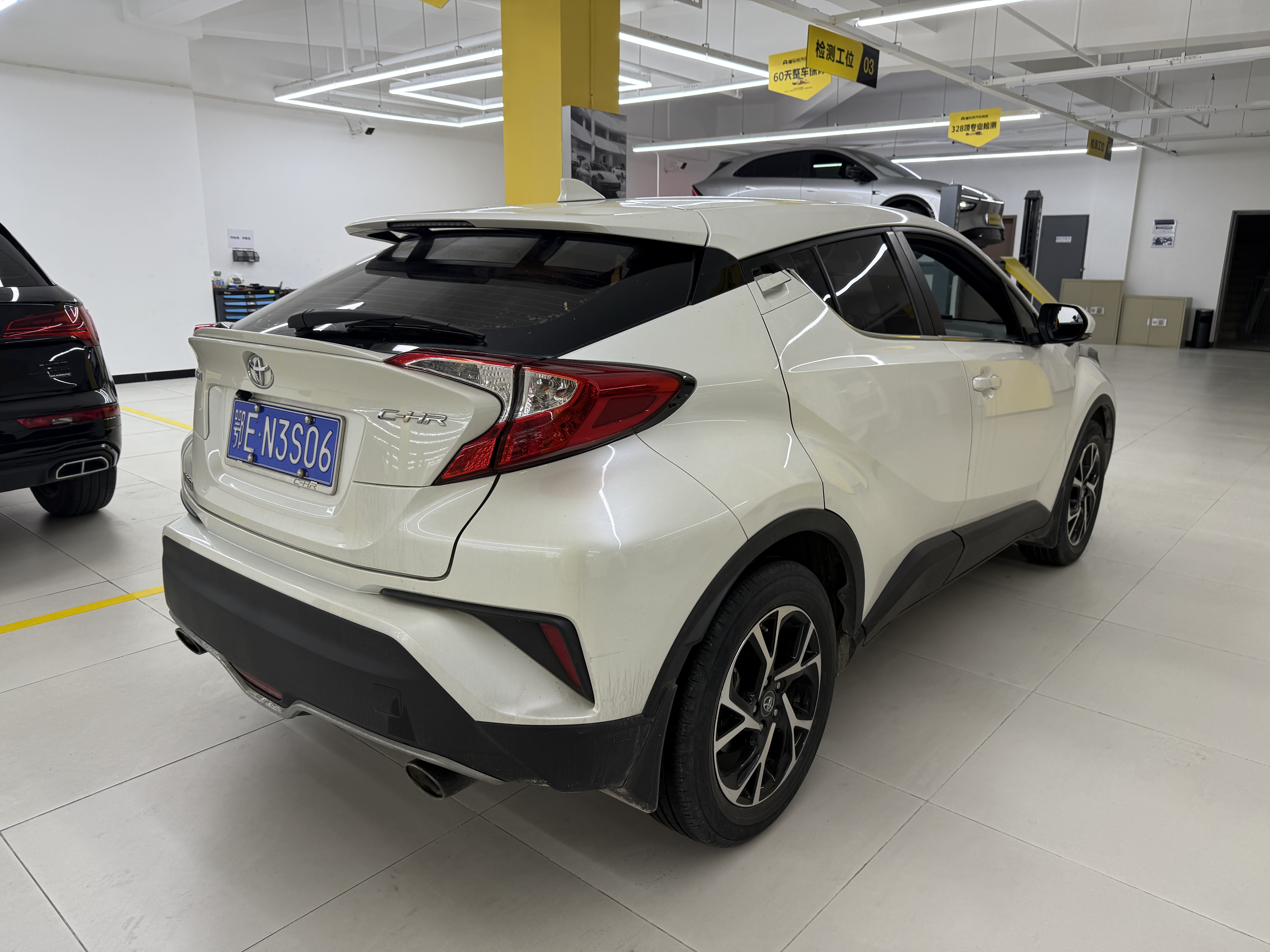 Toyota C-HR 2020 car image #3