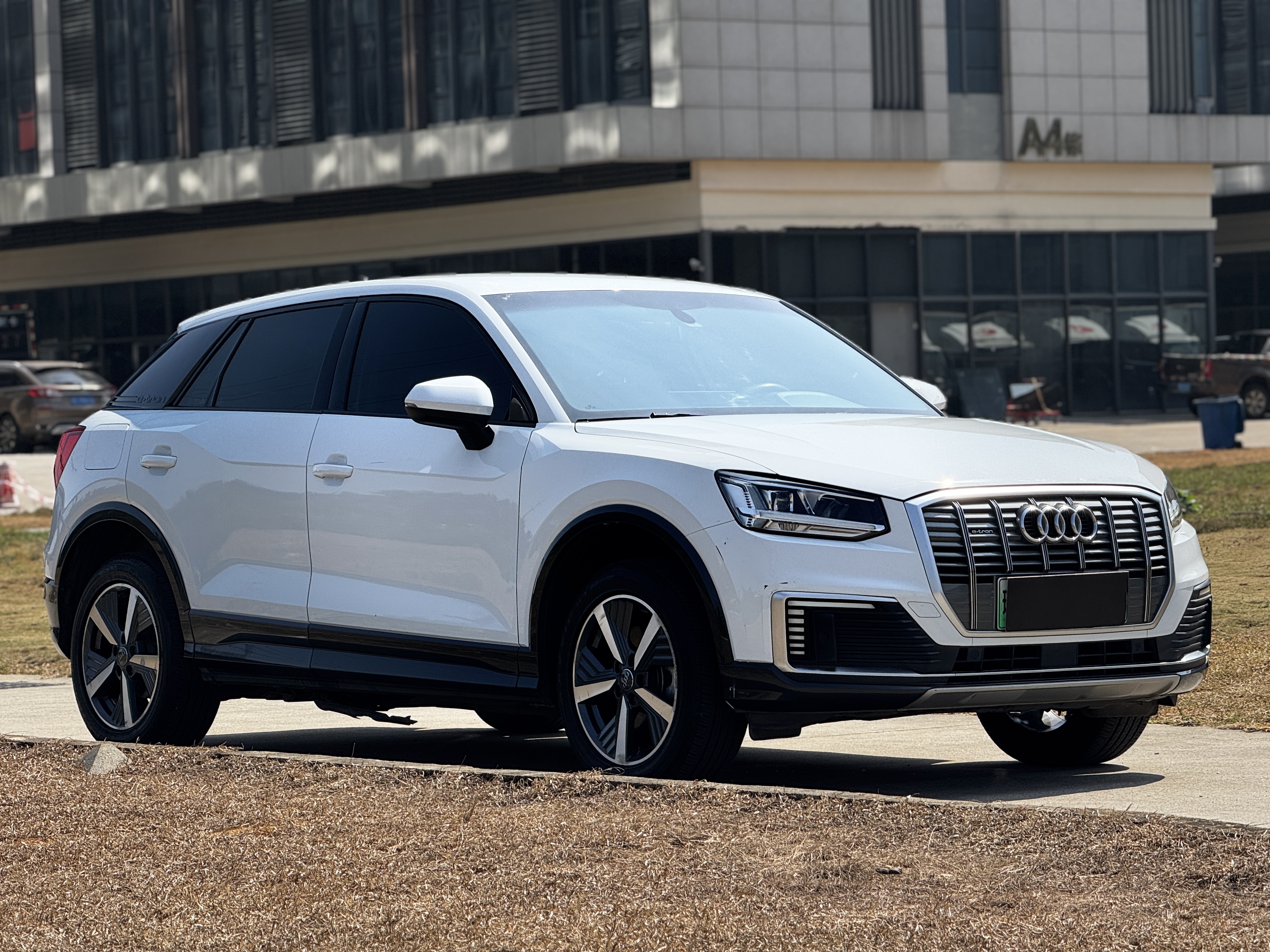 Audi Q2L e-tron 2020 car image #3
