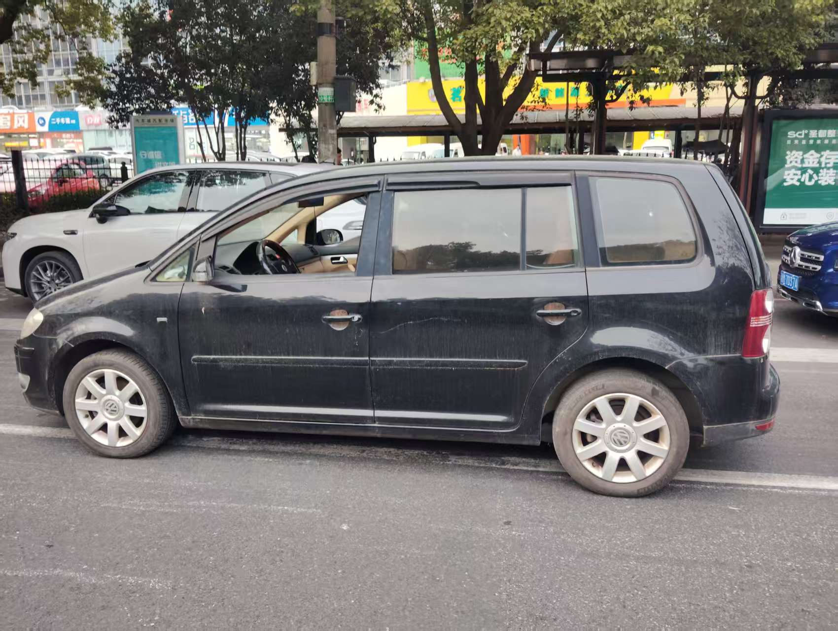 Volkswagen Touran 2010 car image #3