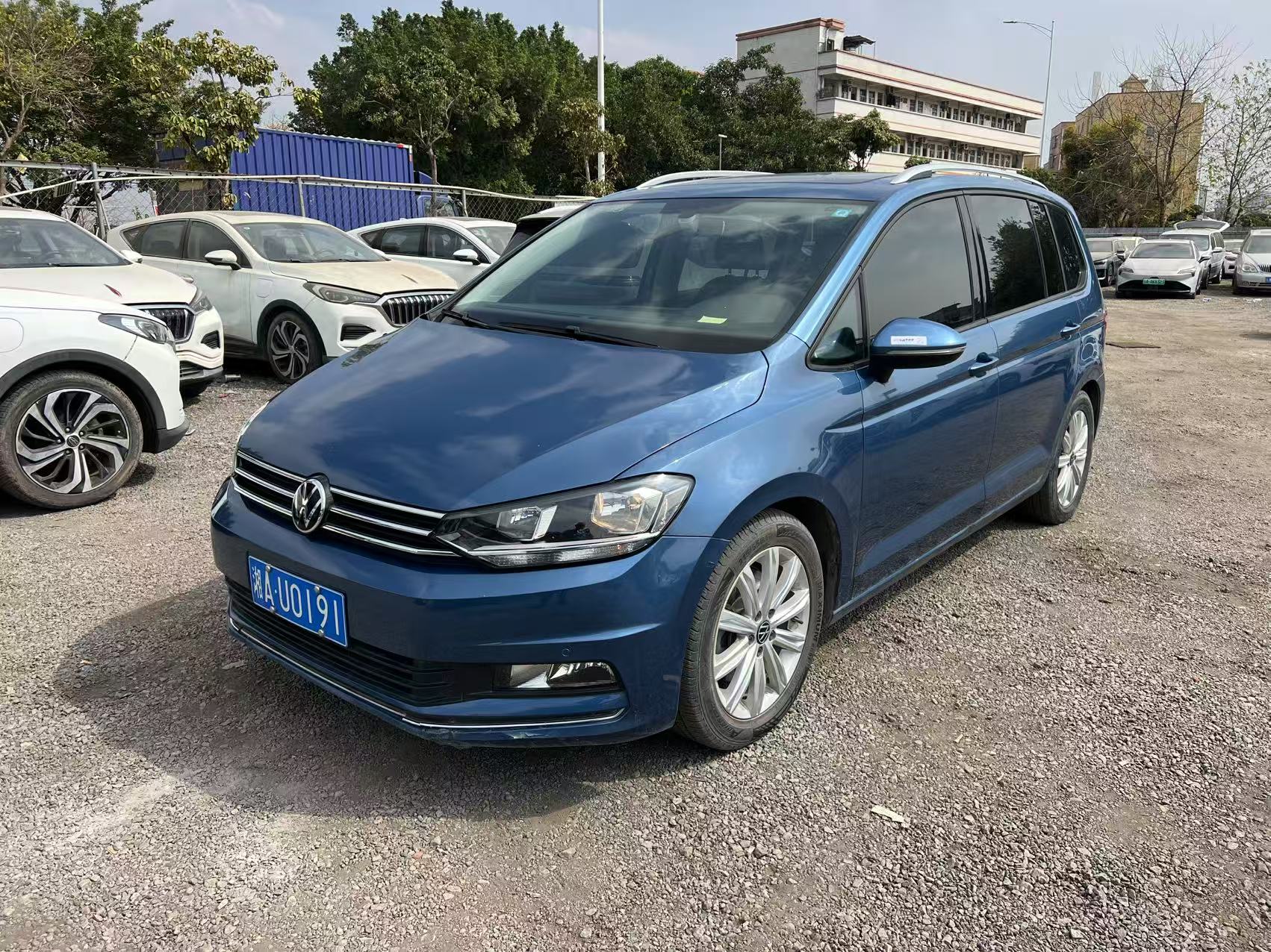 Volkswagen Touran 2022 immagine di auto #3