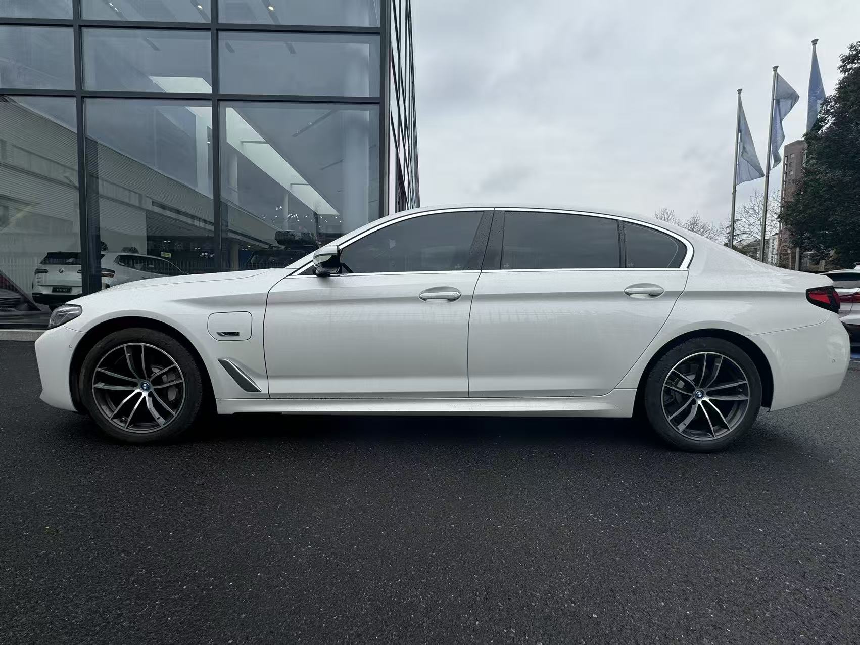 BMW 5 Series New Energy 2022 car image #3