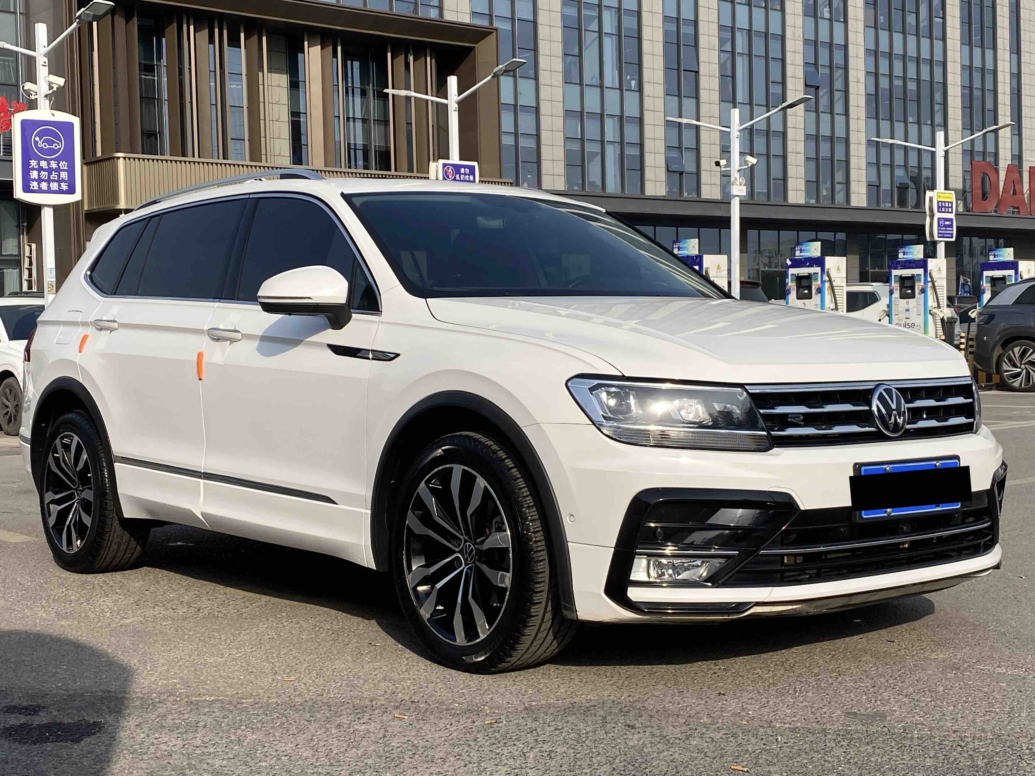 Volkswagen Tiguan L 2021 car image #3