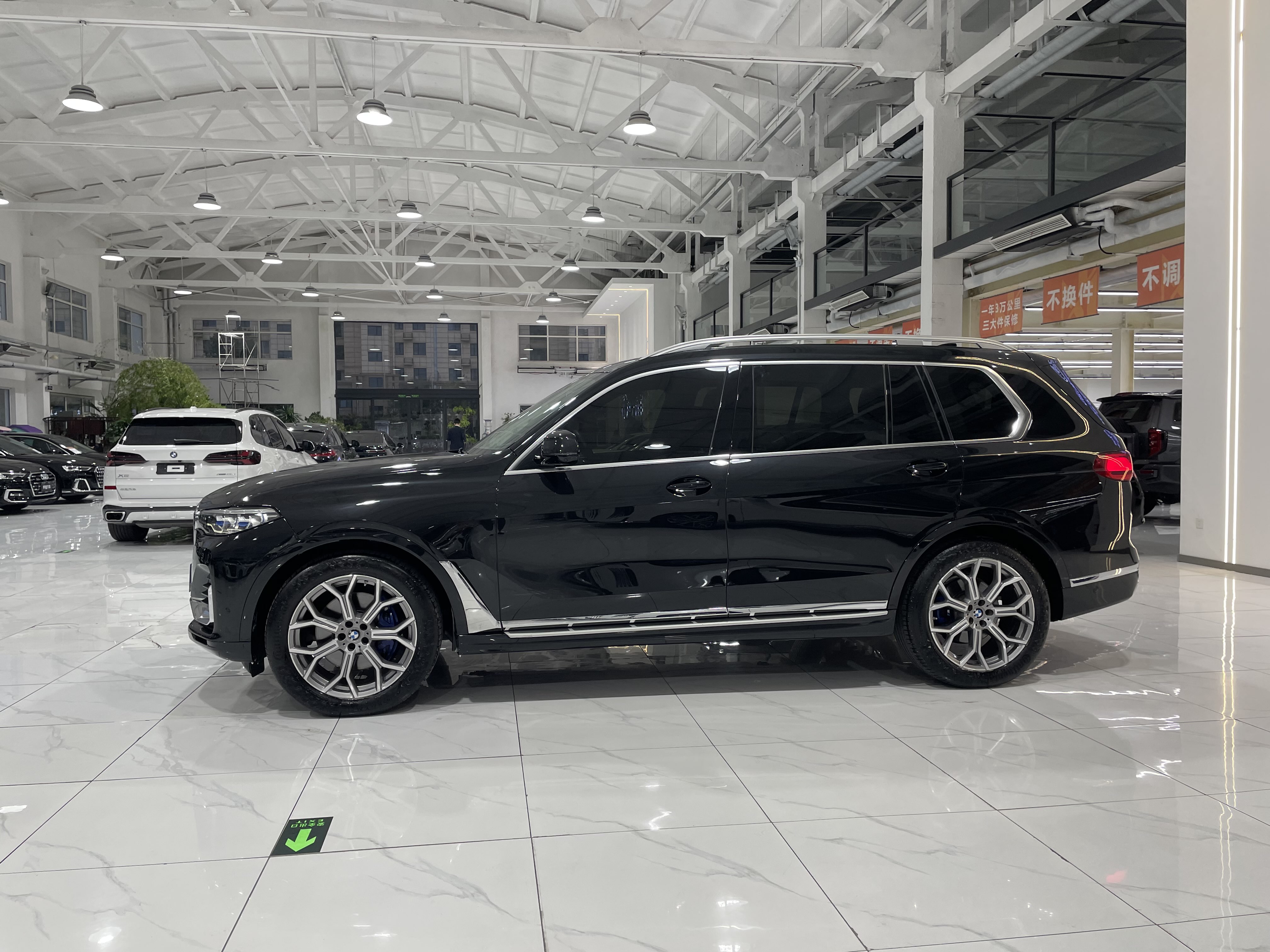 BMW X7 M60i 2021 car image #3