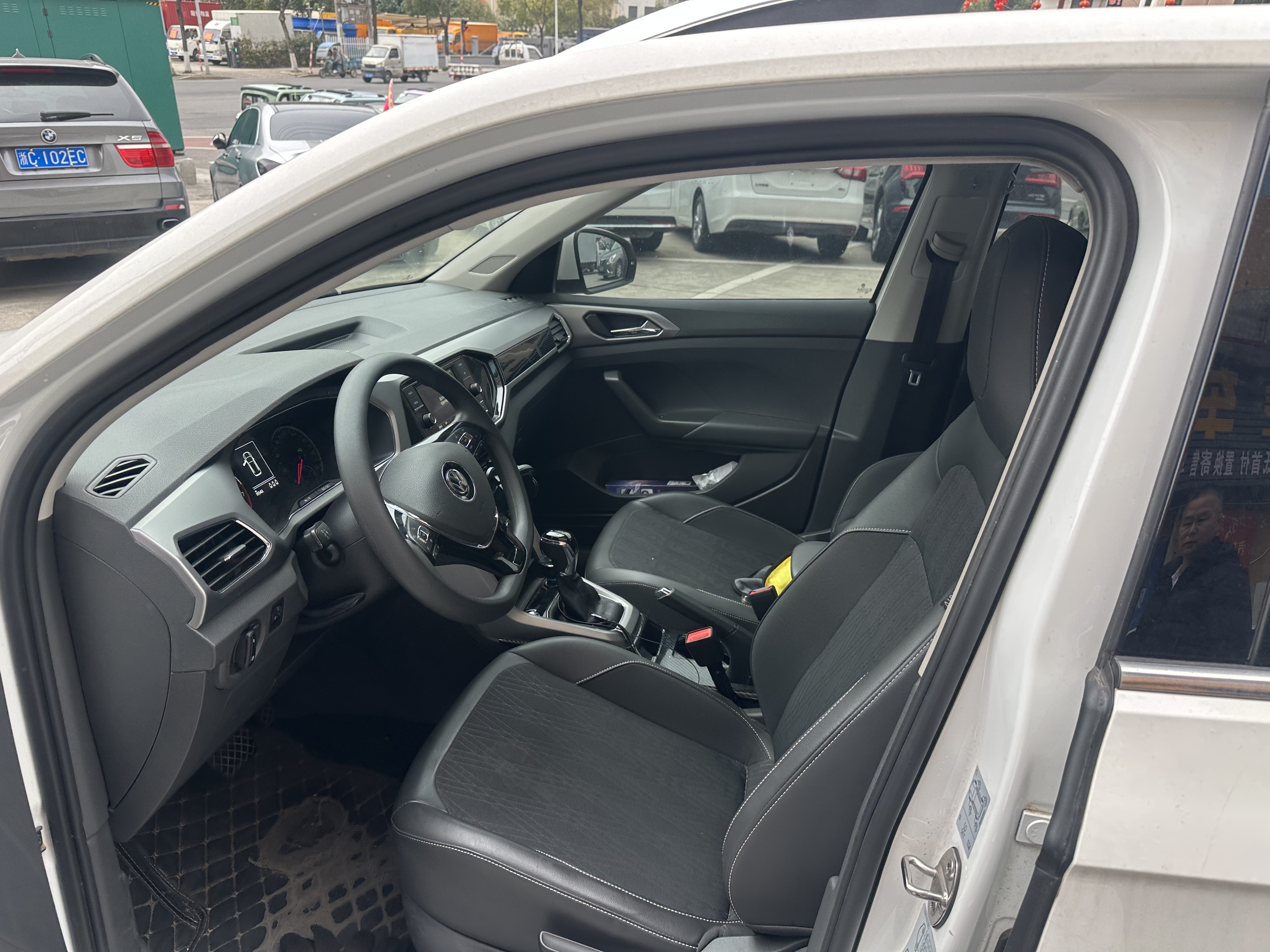 Volkswagen T-Cross 2020 car image #3