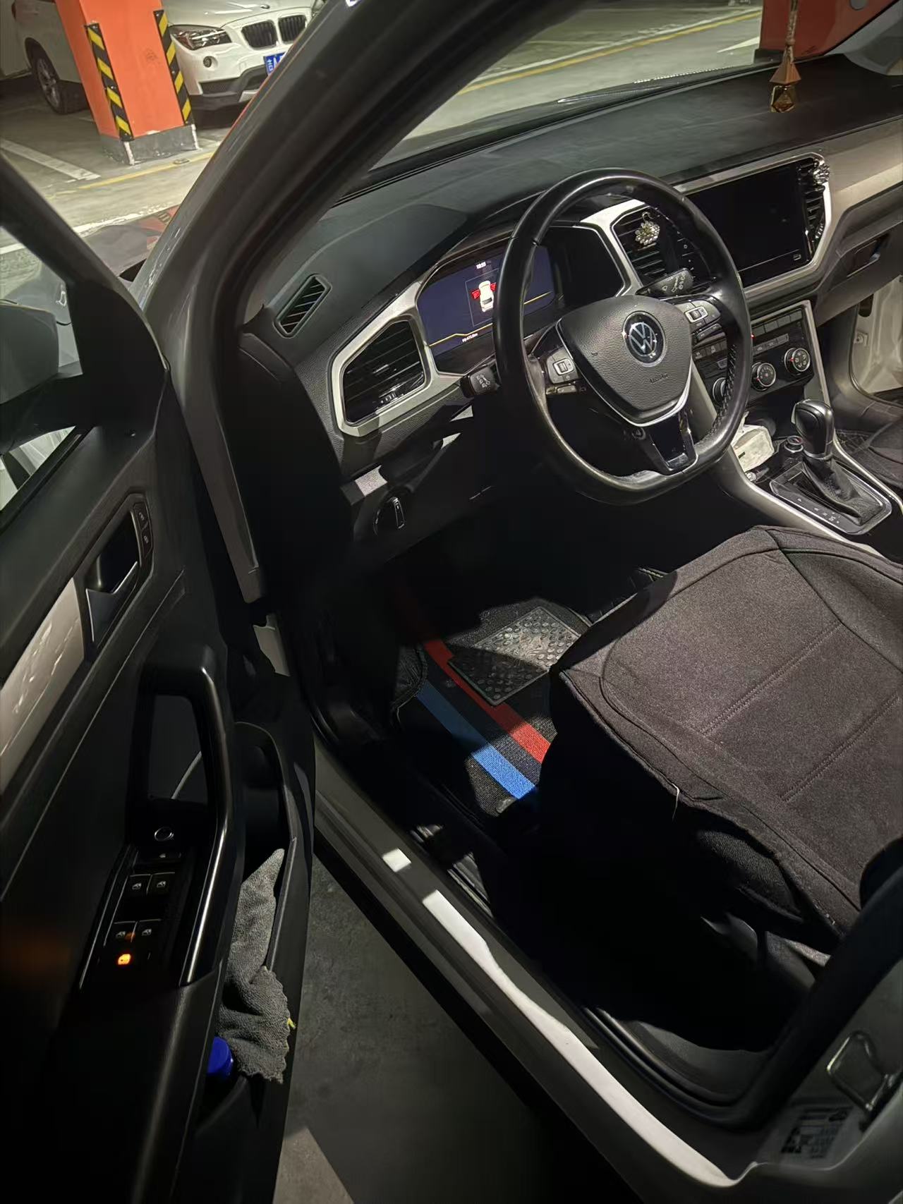 Volkswagen T-Roc 2022 car image #3