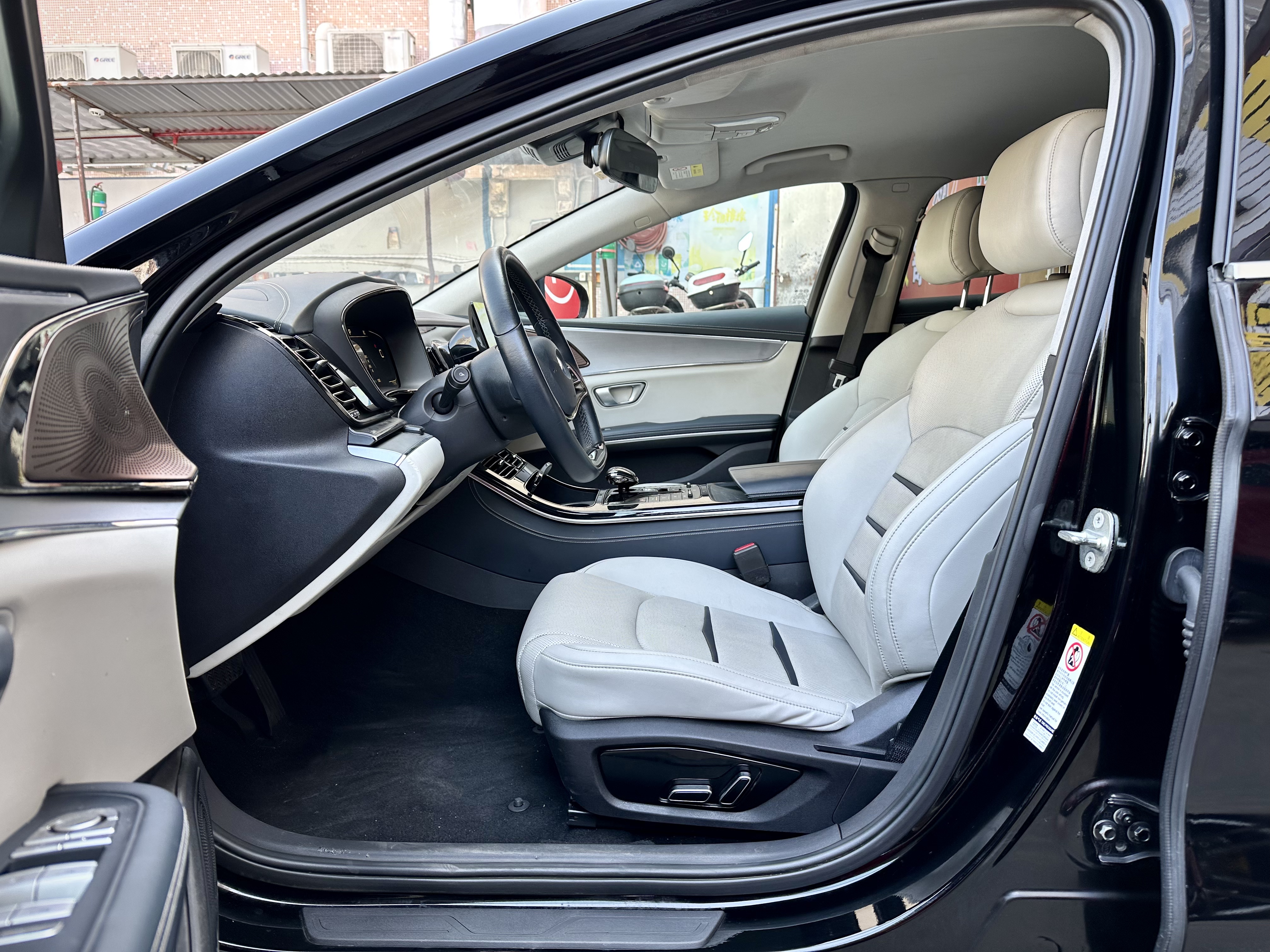 BYD e9 2021 #3 BYD e9 2021 car image #3