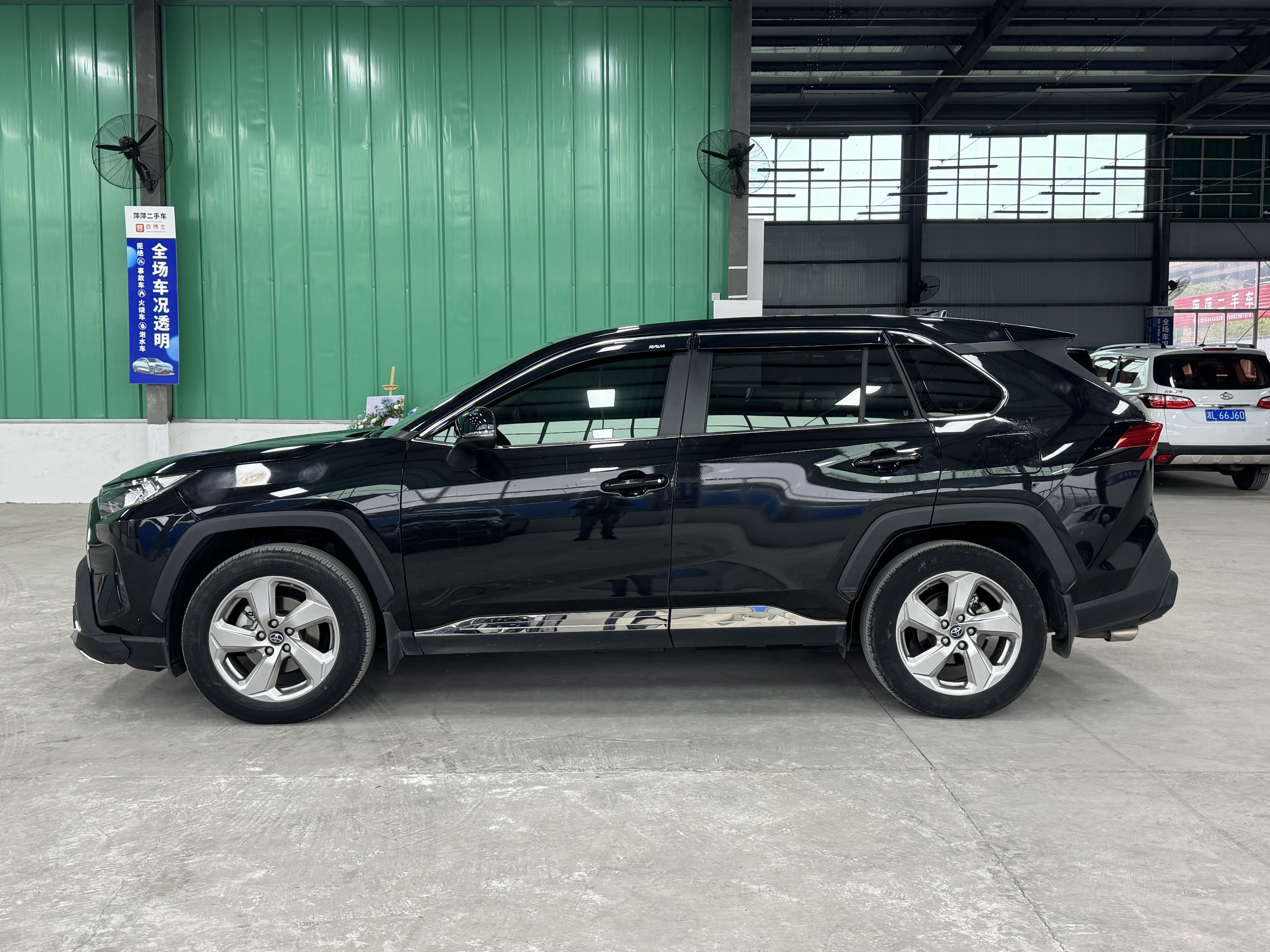 Toyota RAV4 2021 immagine di auto #3