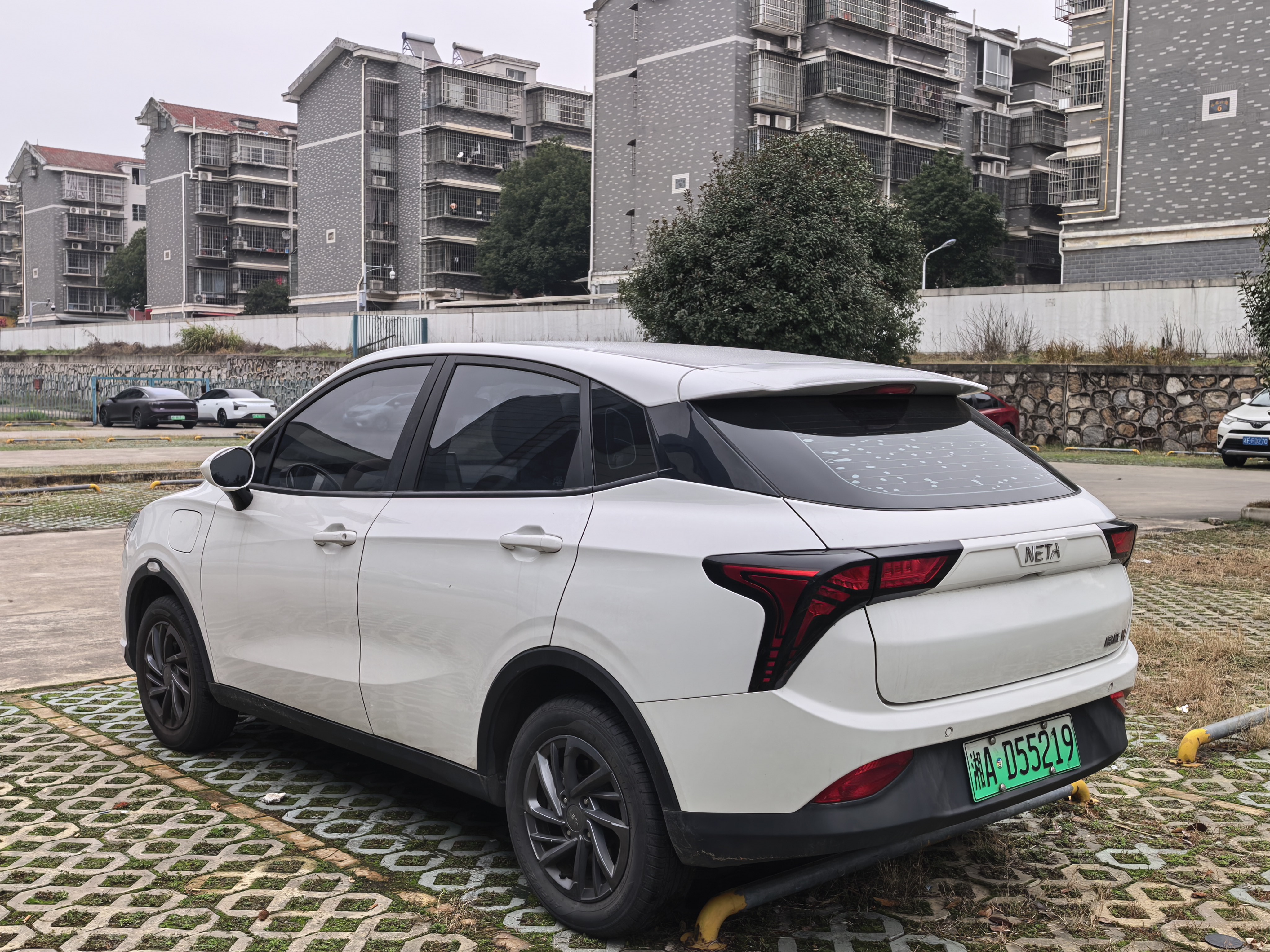 哪吒汽车 哪吒V 2021 汽车图片 #3