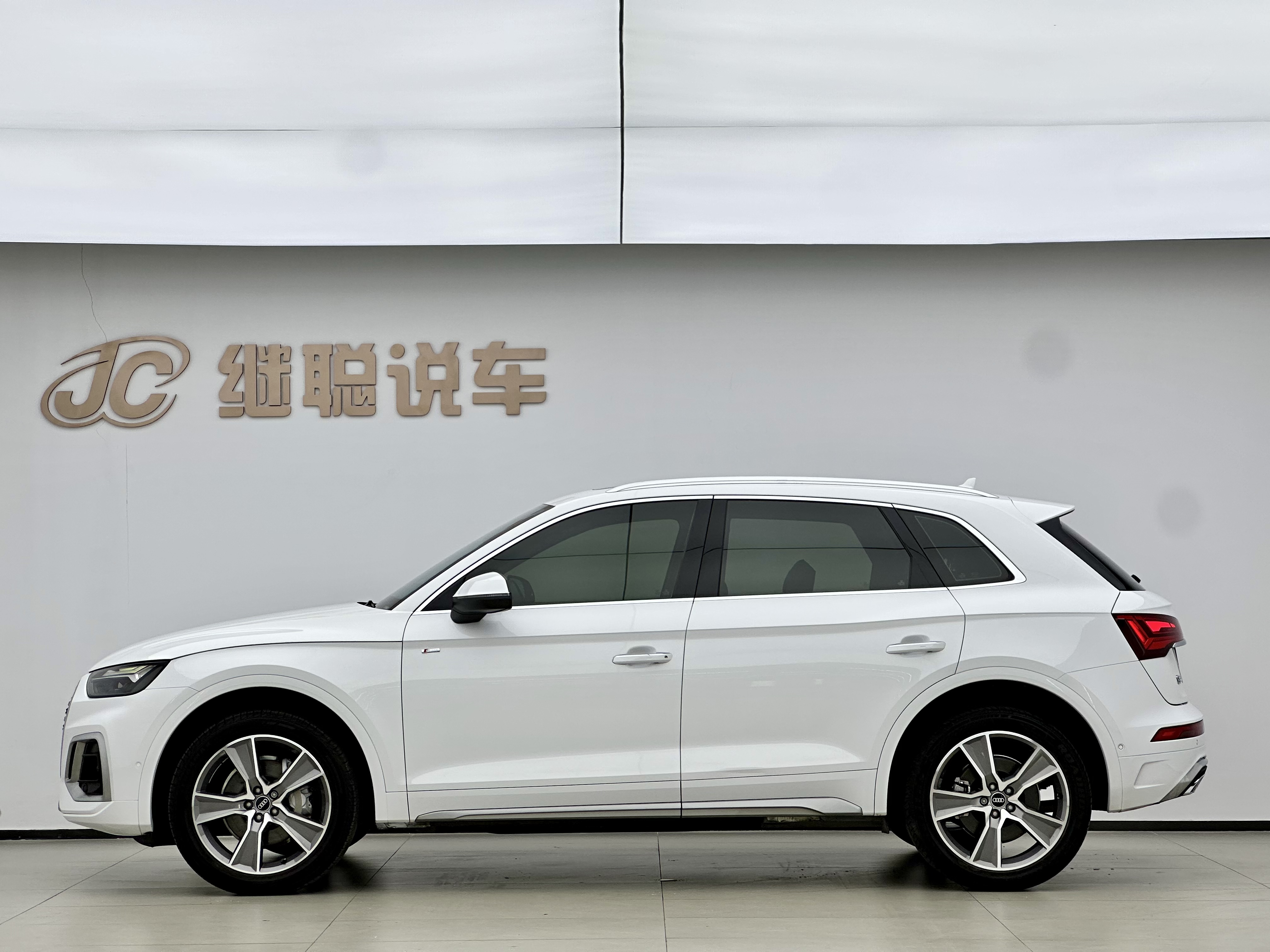 Audi Q5L 2022 car image #3