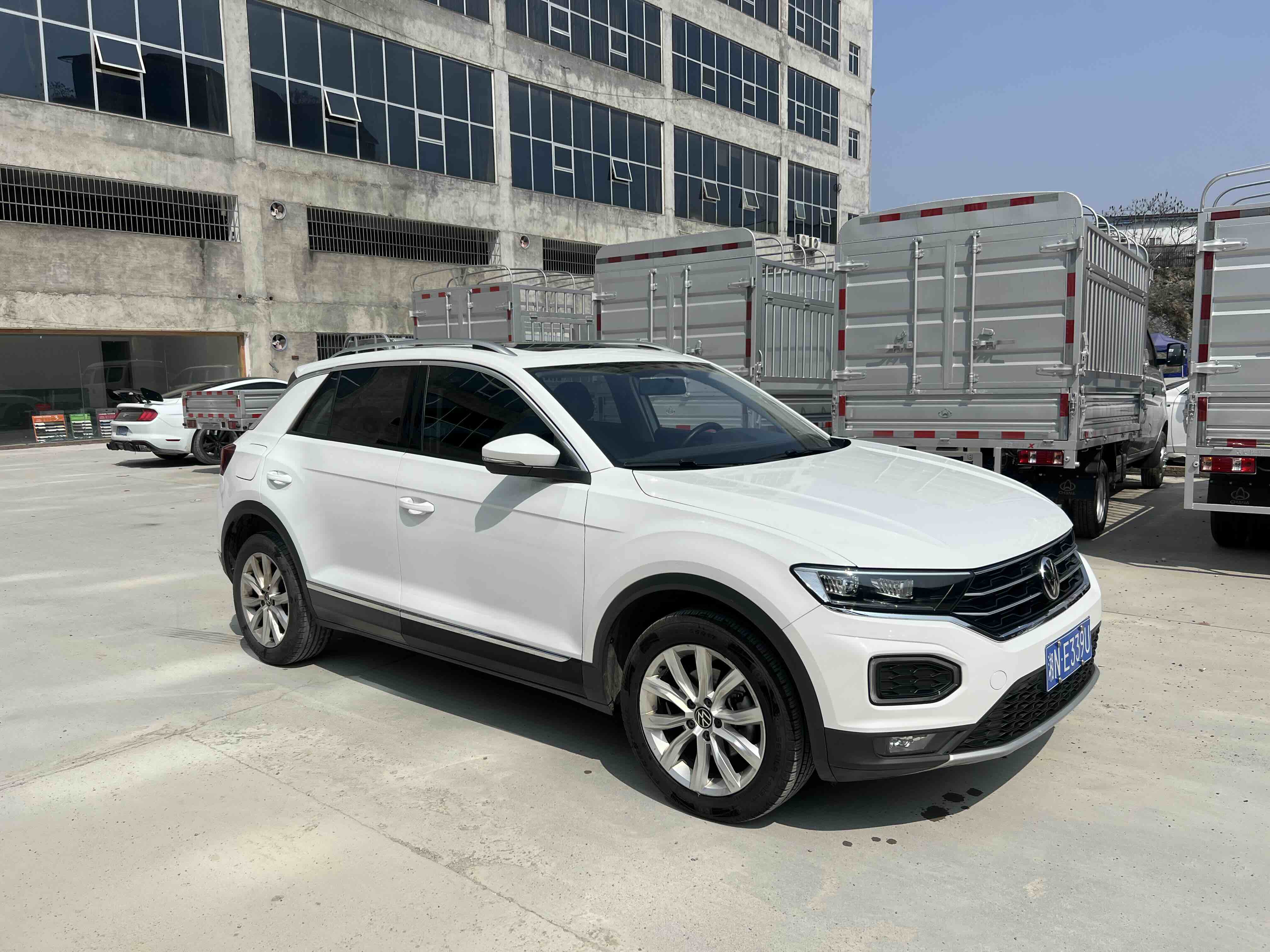 Volkswagen T-Roc 2021 car image #3