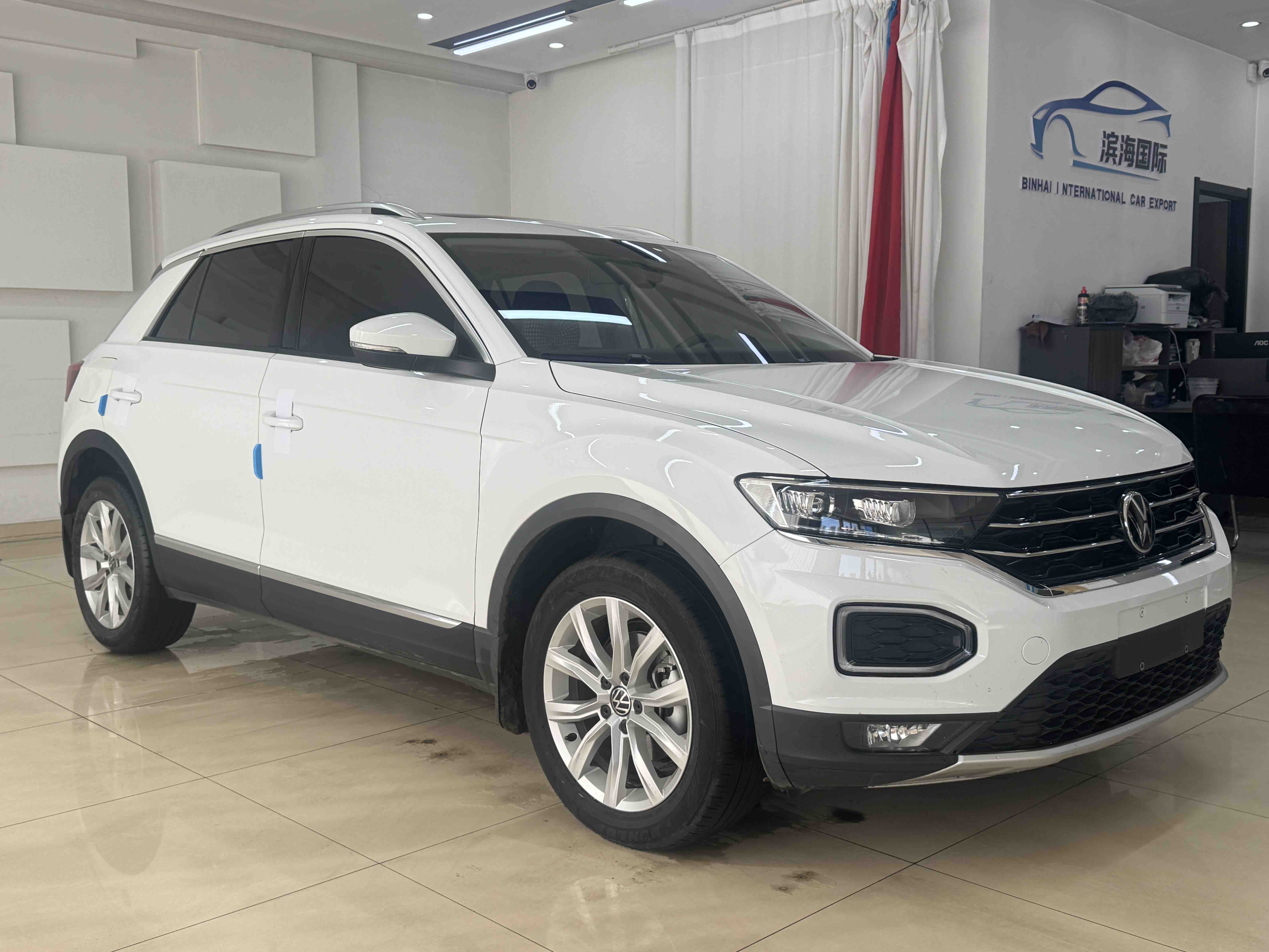 Volkswagen T-Roc 2021 car image #3