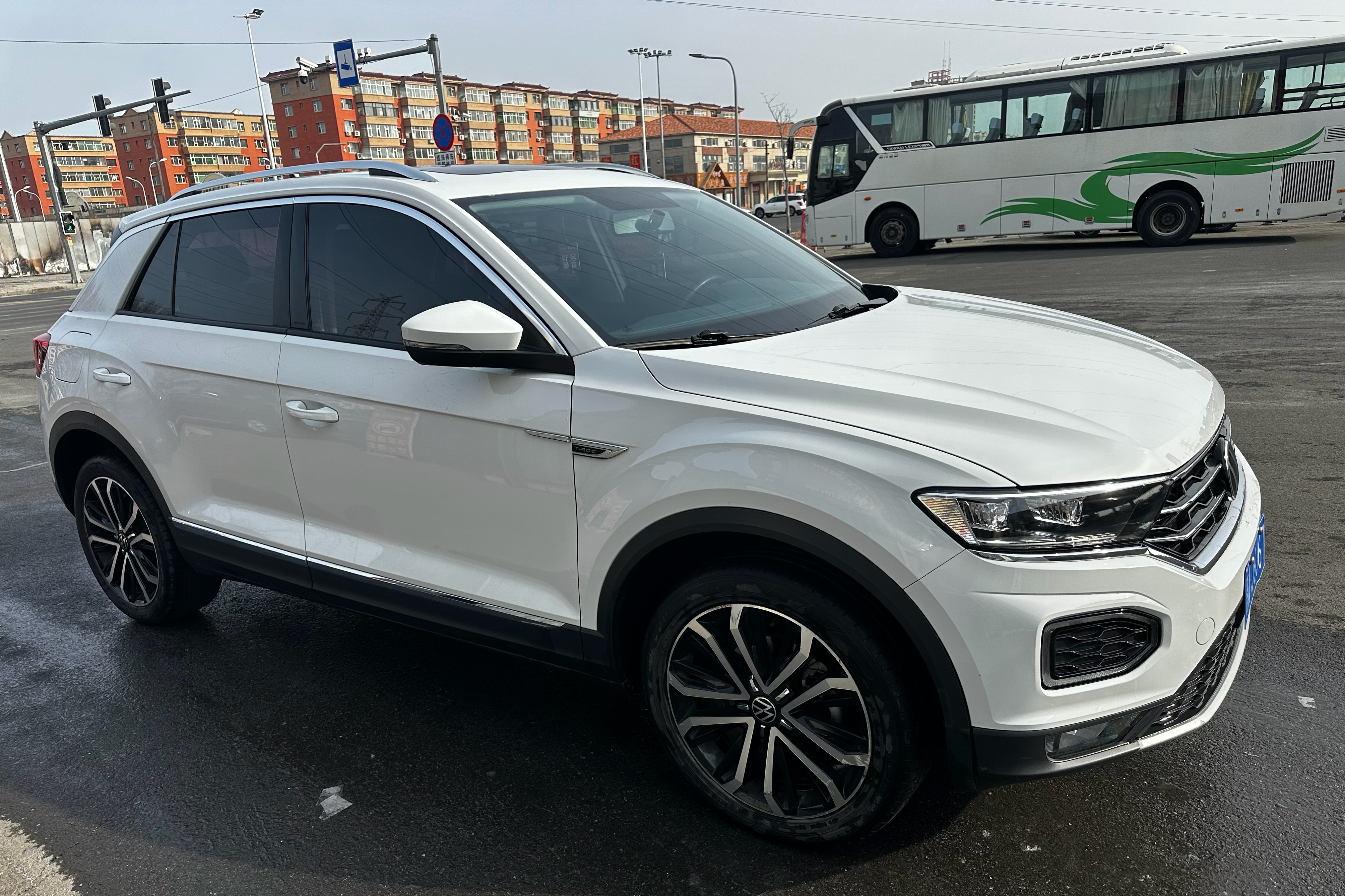 Volkswagen T-Roc 2022 car image #3