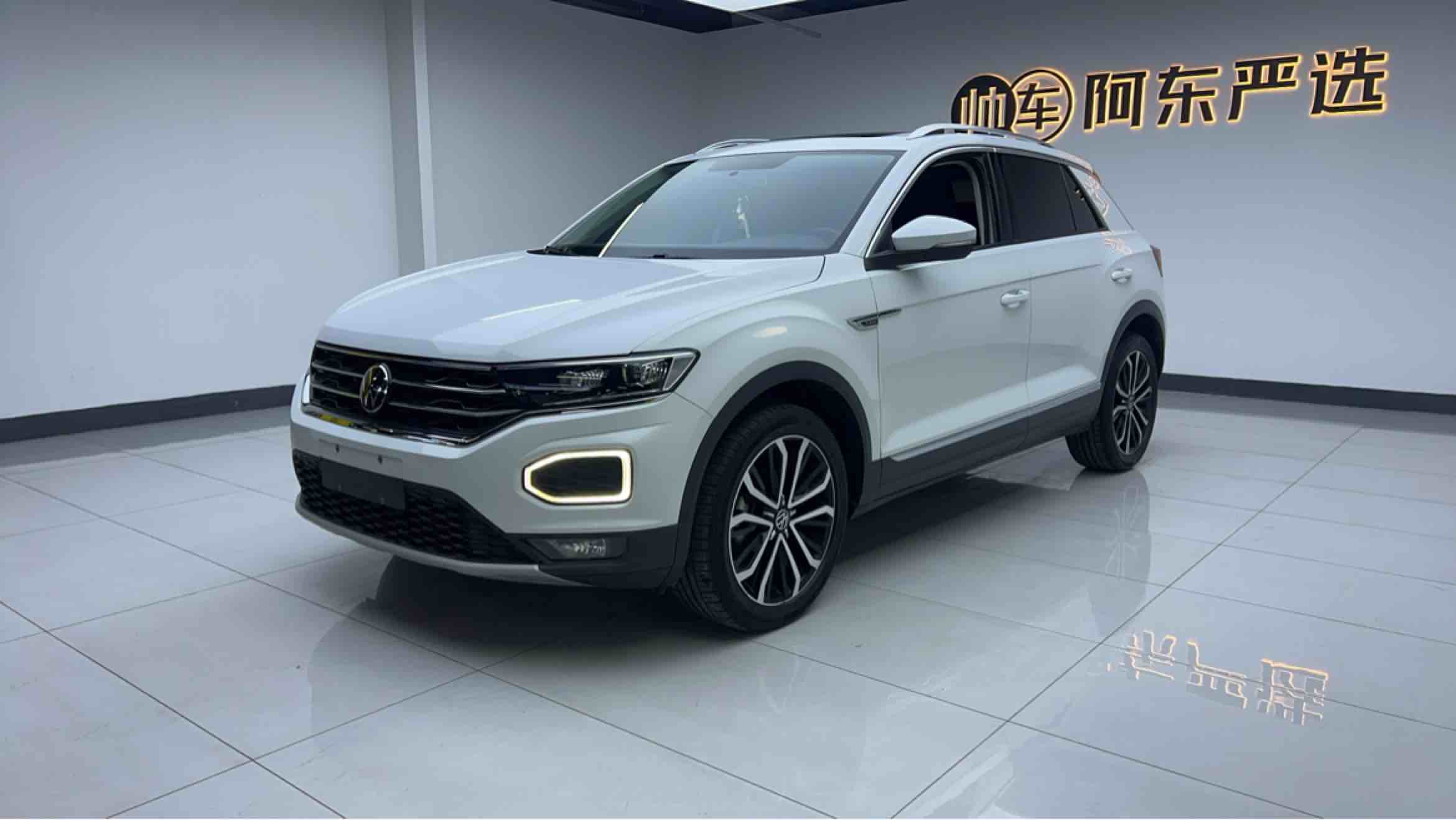 Volkswagen T-Roc 2021 car image #3