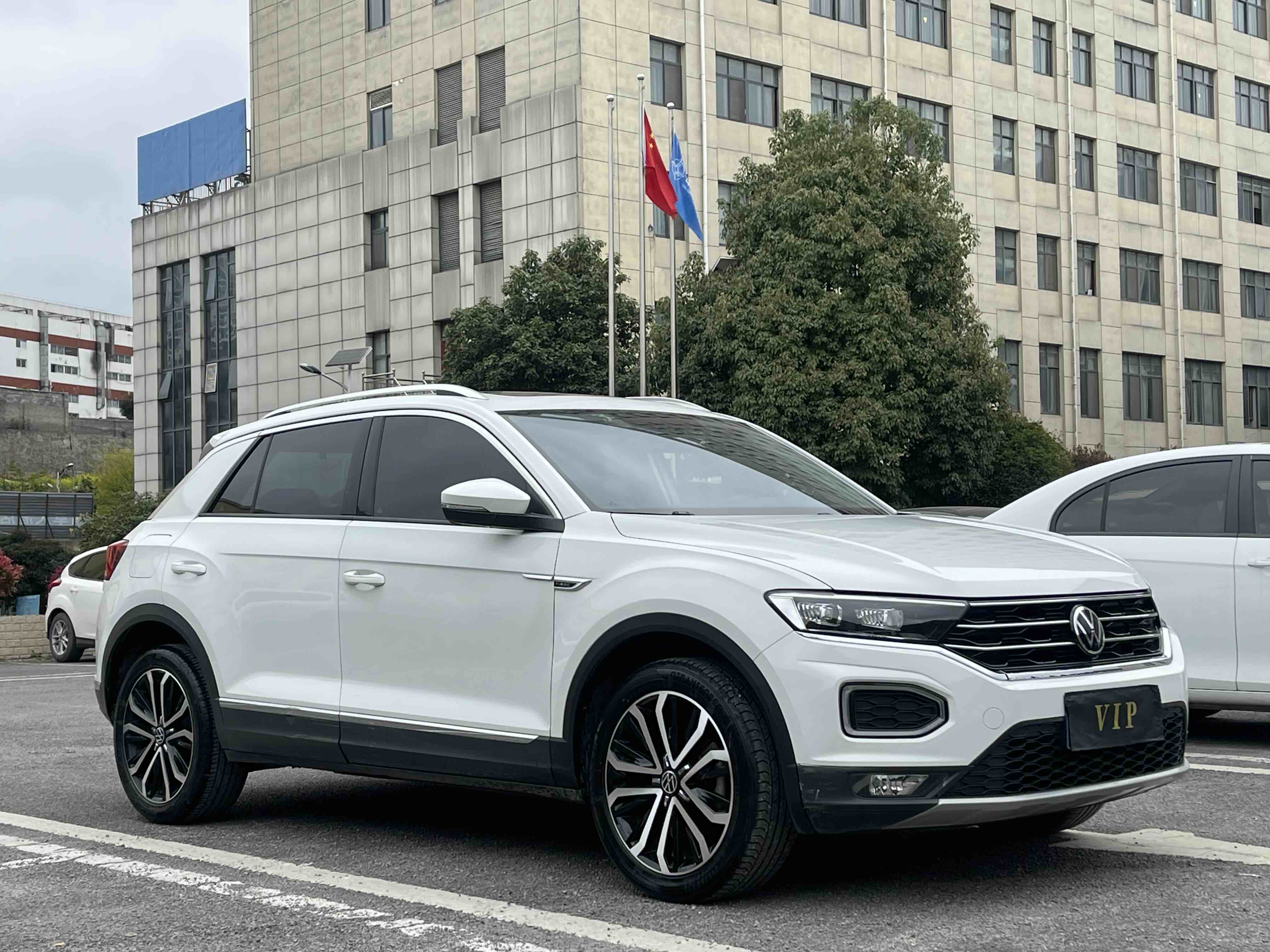 Volkswagen T-Roc 2021 car image #3