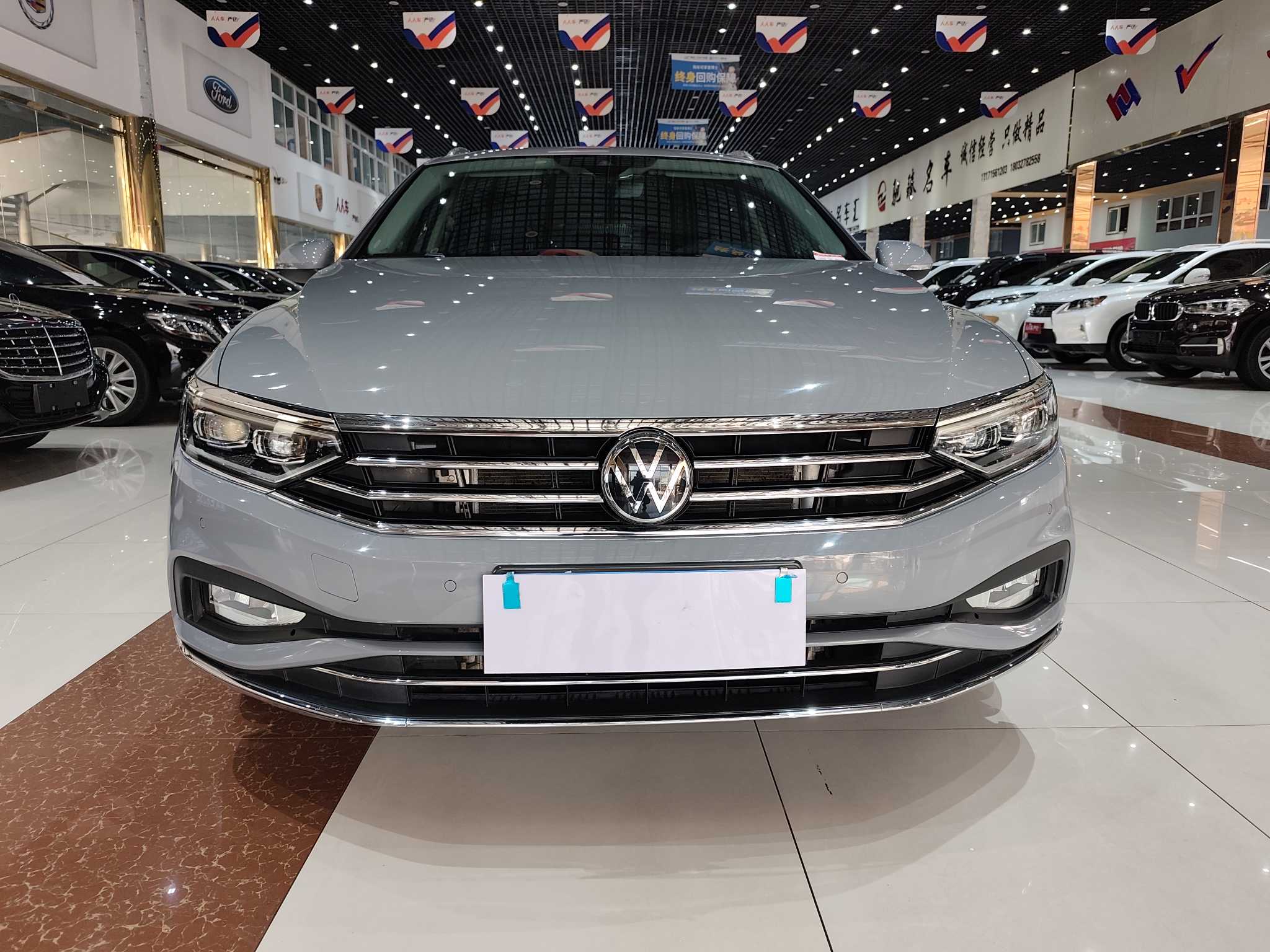 Volkswagen Passat Variant 2023 immagine di auto #3