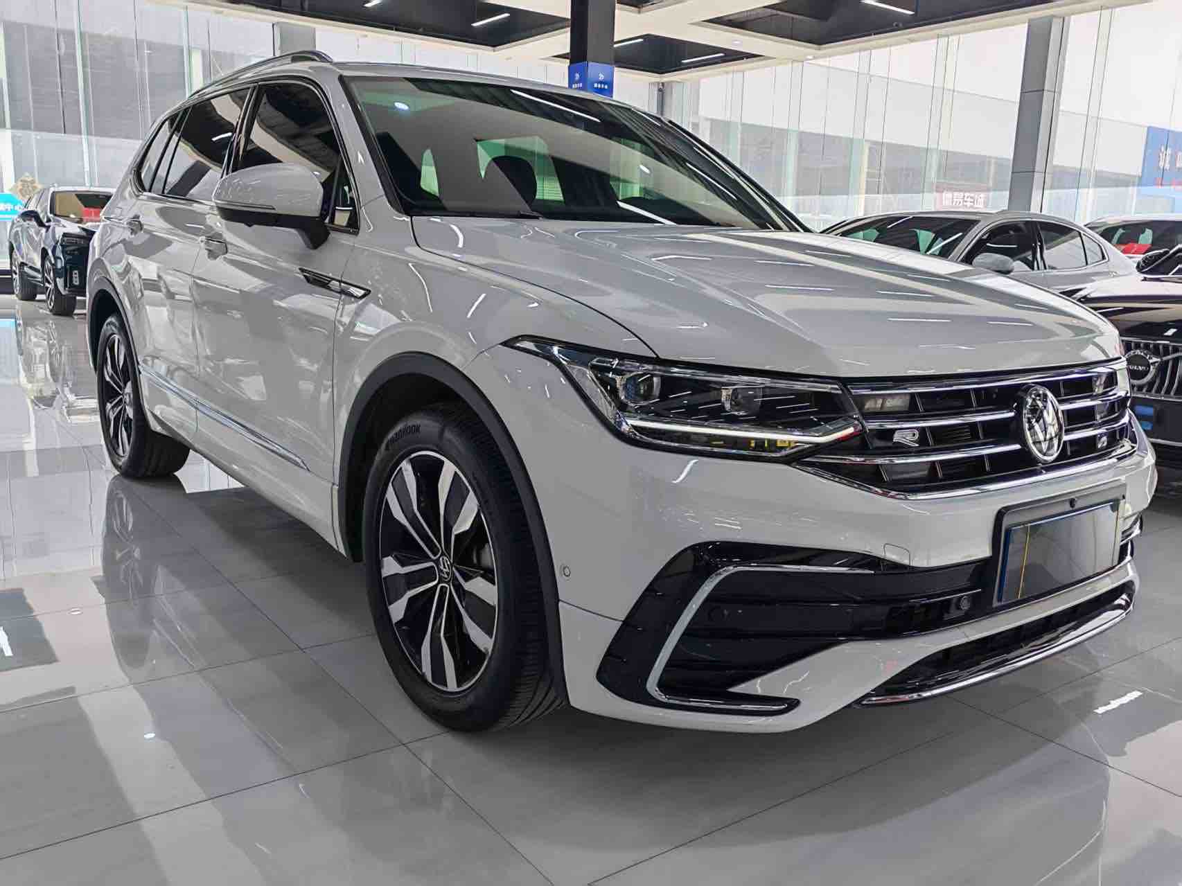 Volkswagen Tiguan L 2022 car image #3