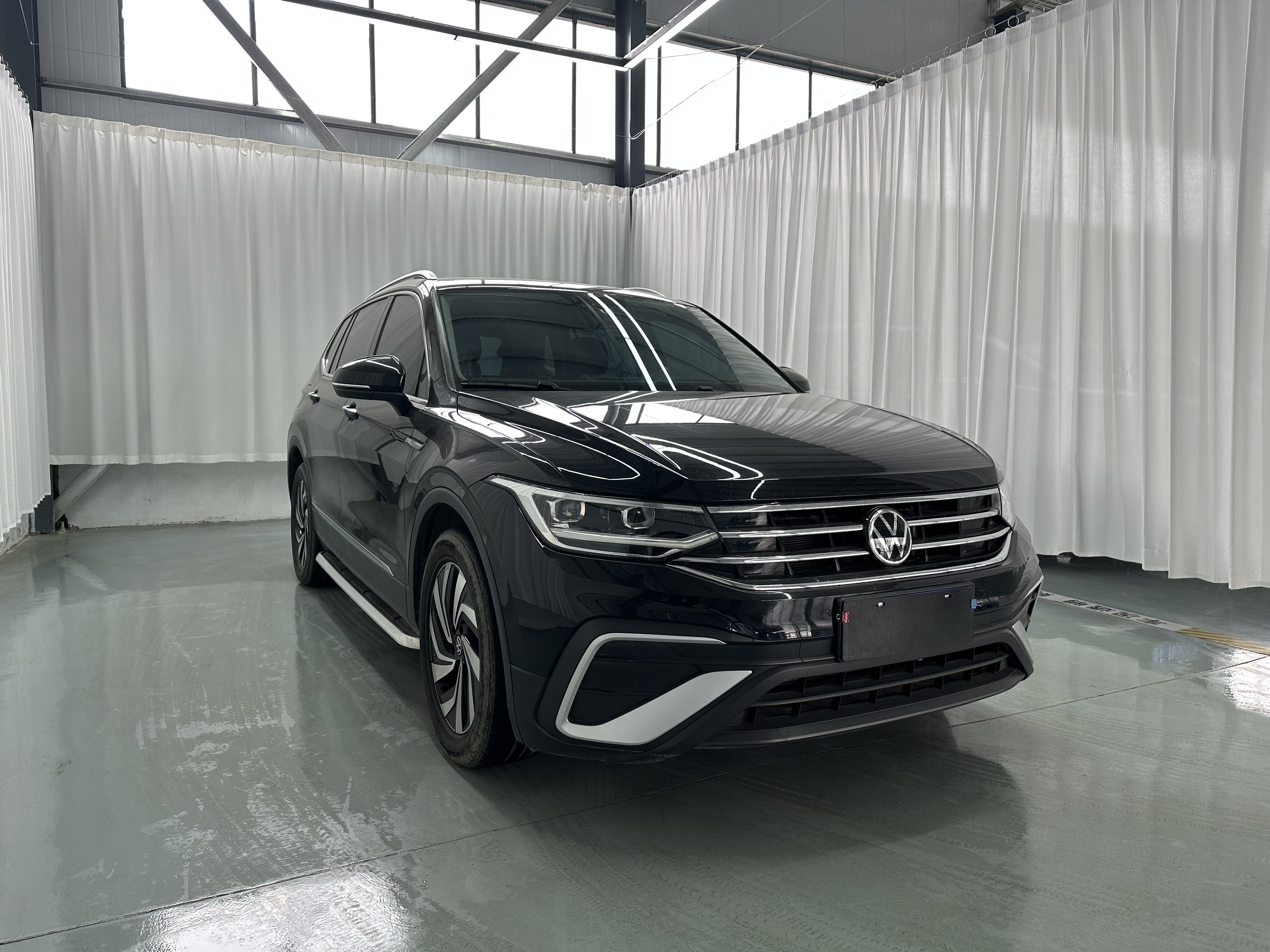 Volkswagen Tiguan L 2022 car image #3