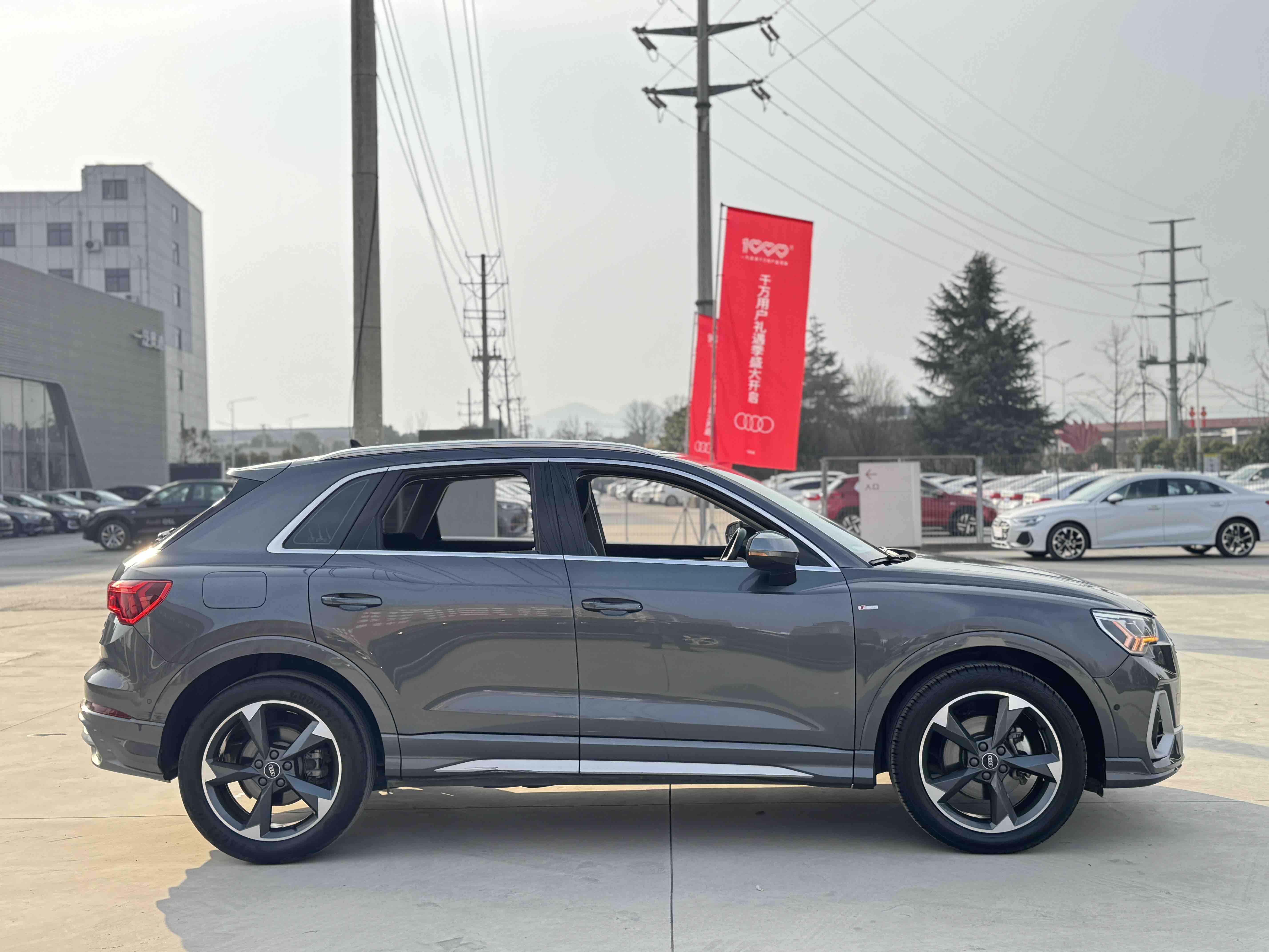 Audi Q3 2023 car image #3
