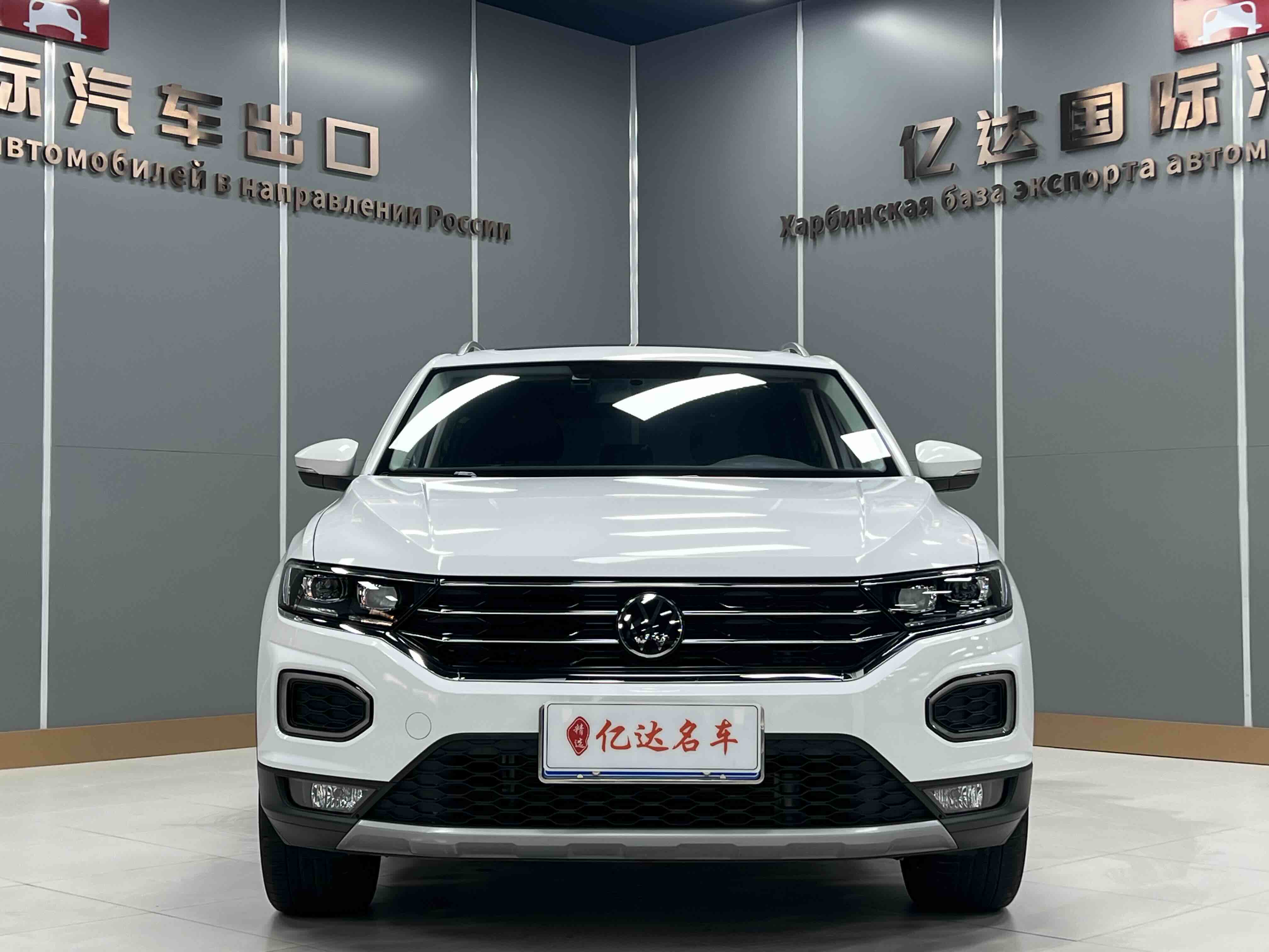 Volkswagen T-Roc 2021 car image #3