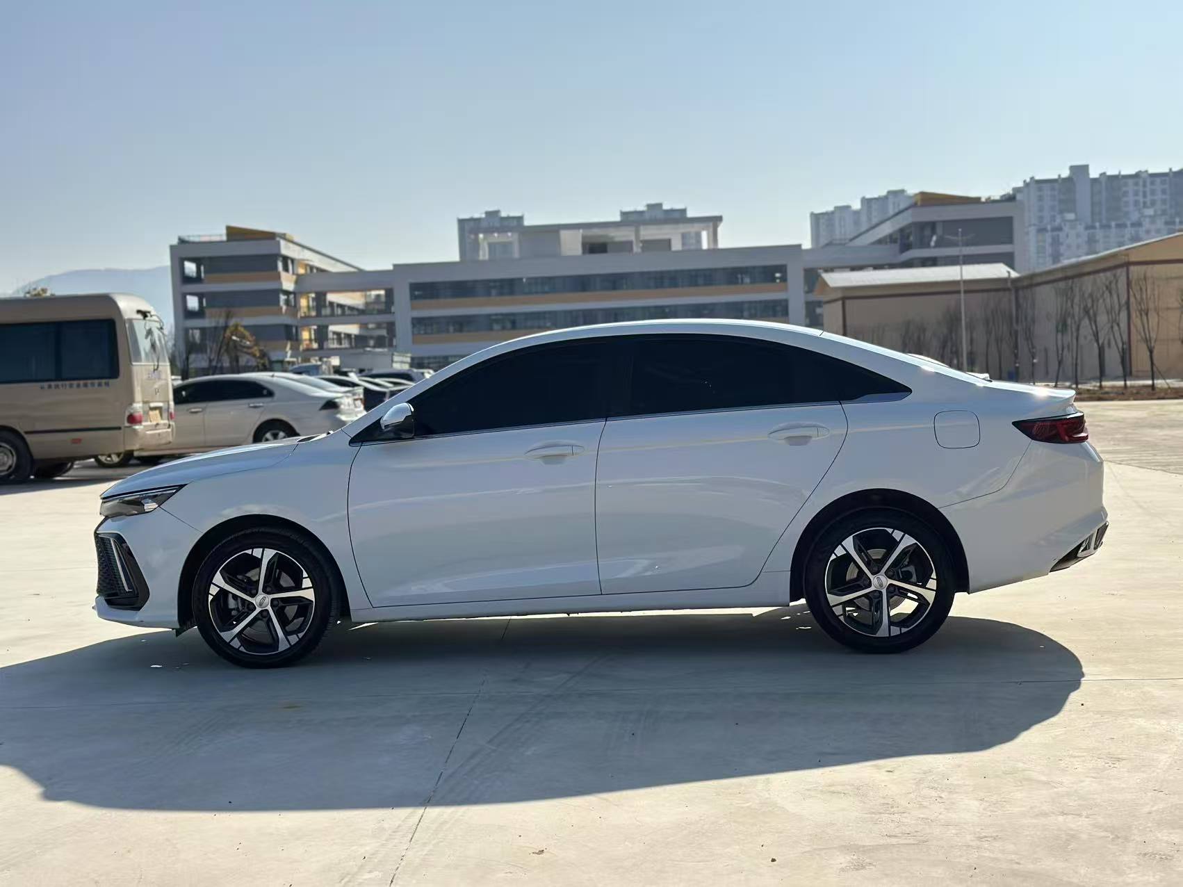 GEELY Emgrand L 2022 immagine di auto #3