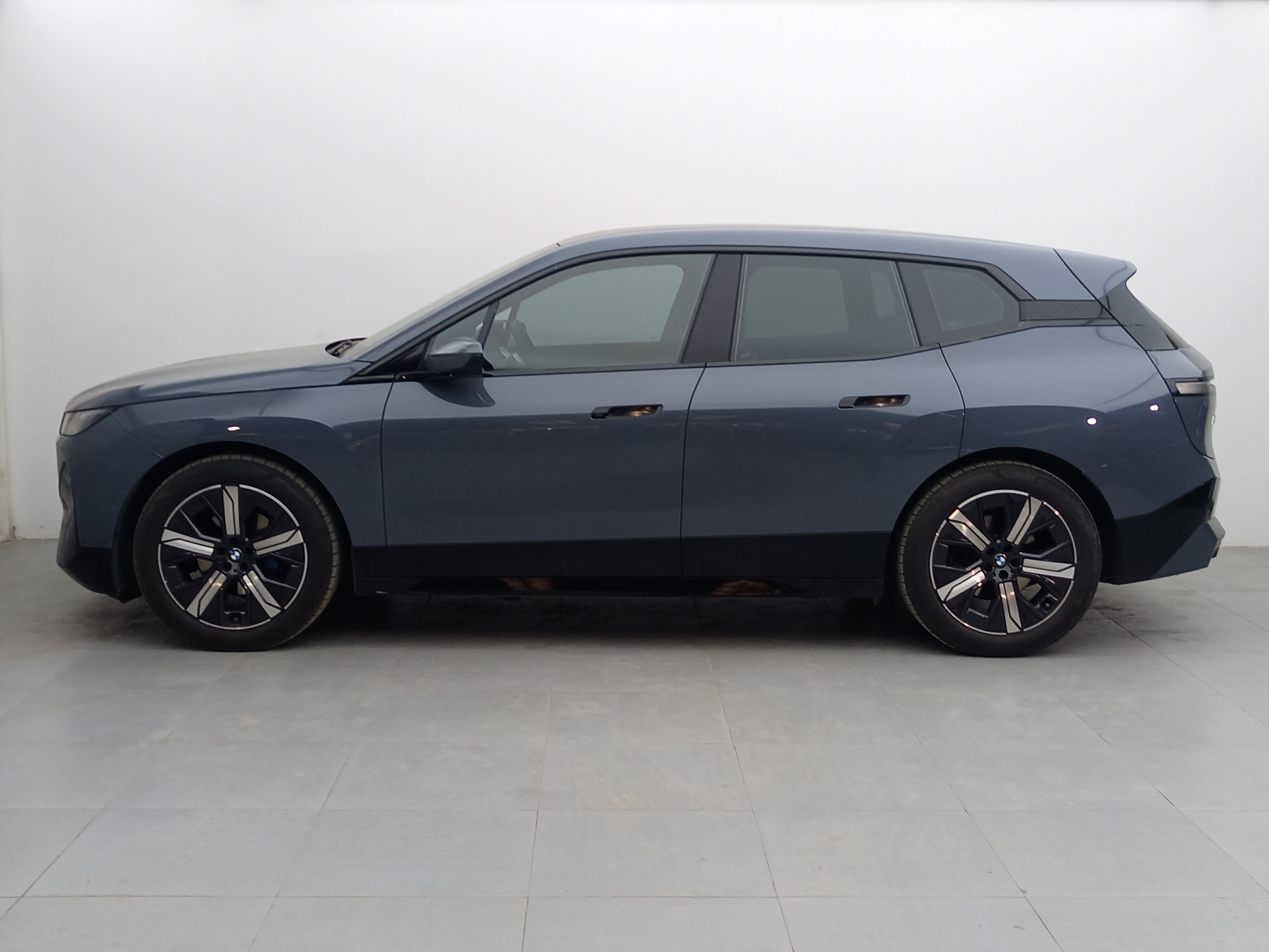 BMW iX 2023 car image #3