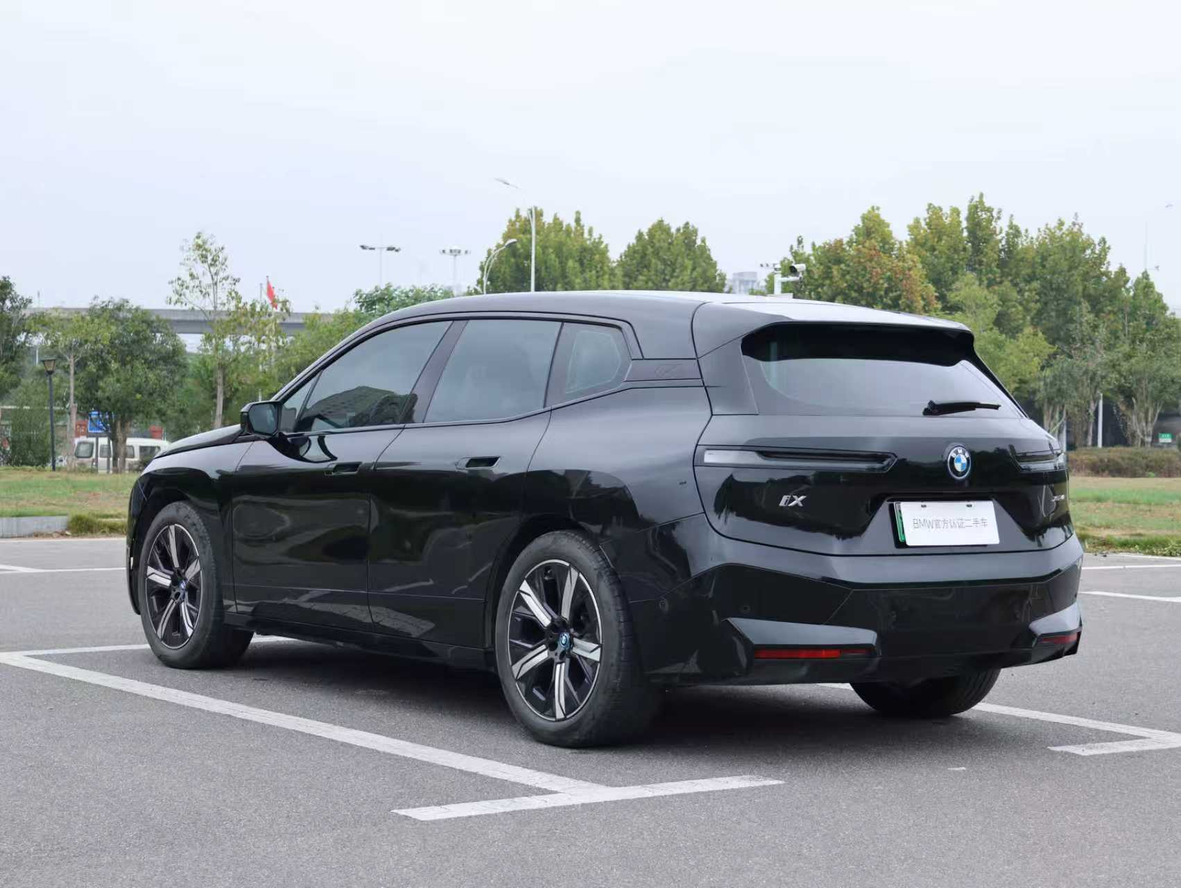 BMW iX 2023 immagine di auto #3