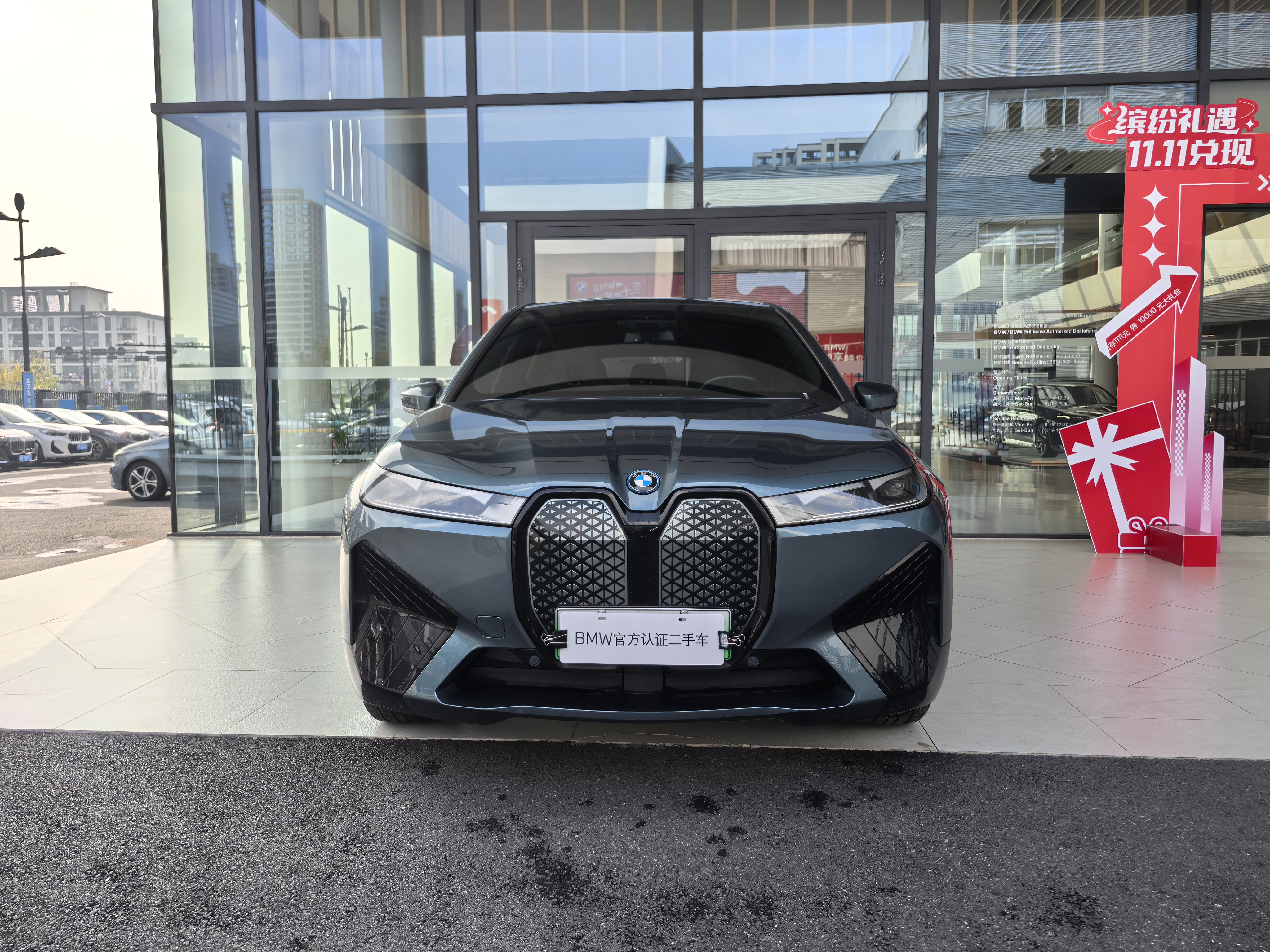 BMW iX 2023 car image #3