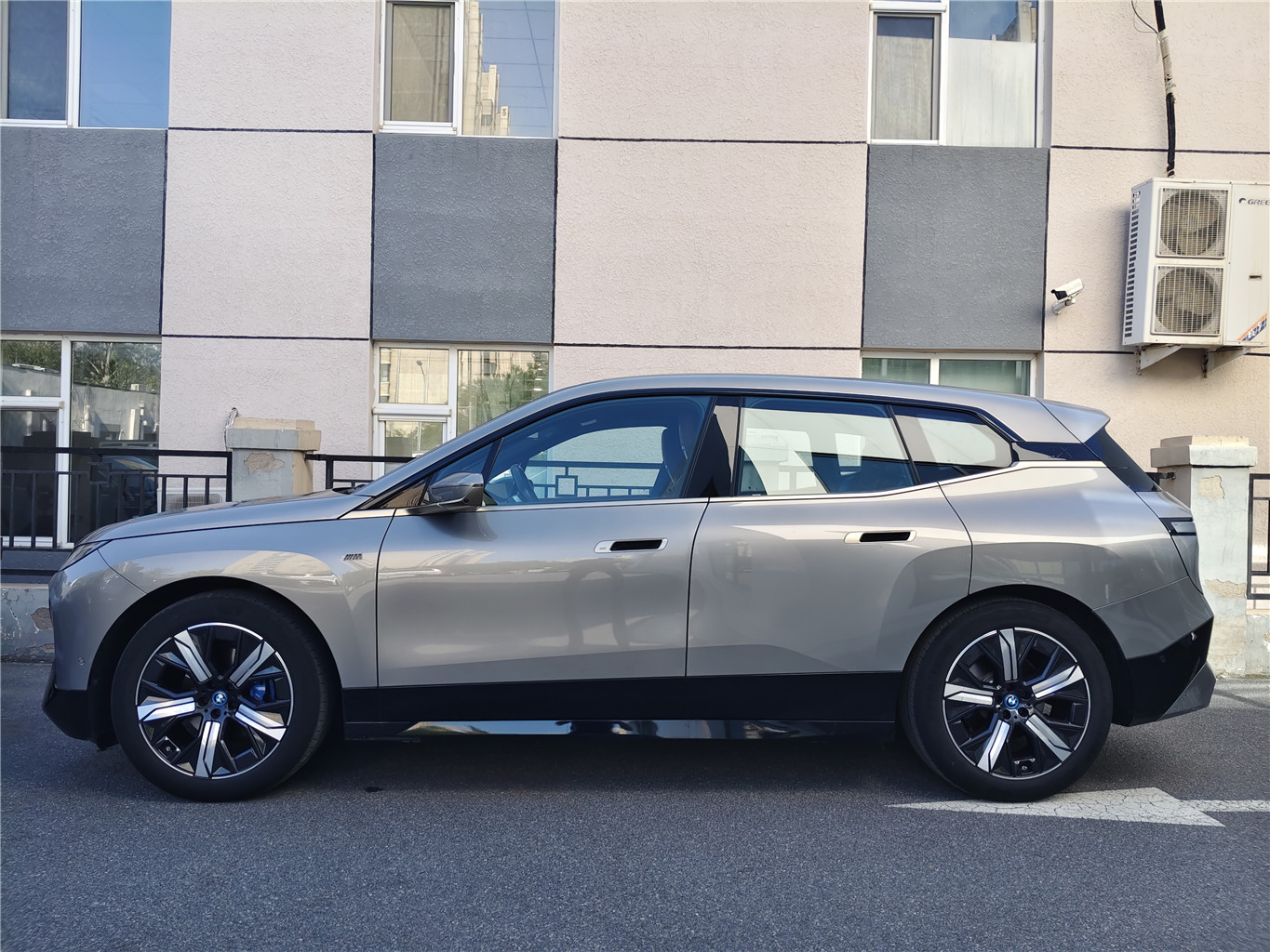 BMW iX M60 2023 #3 BMW iX M60 2023 car image #3