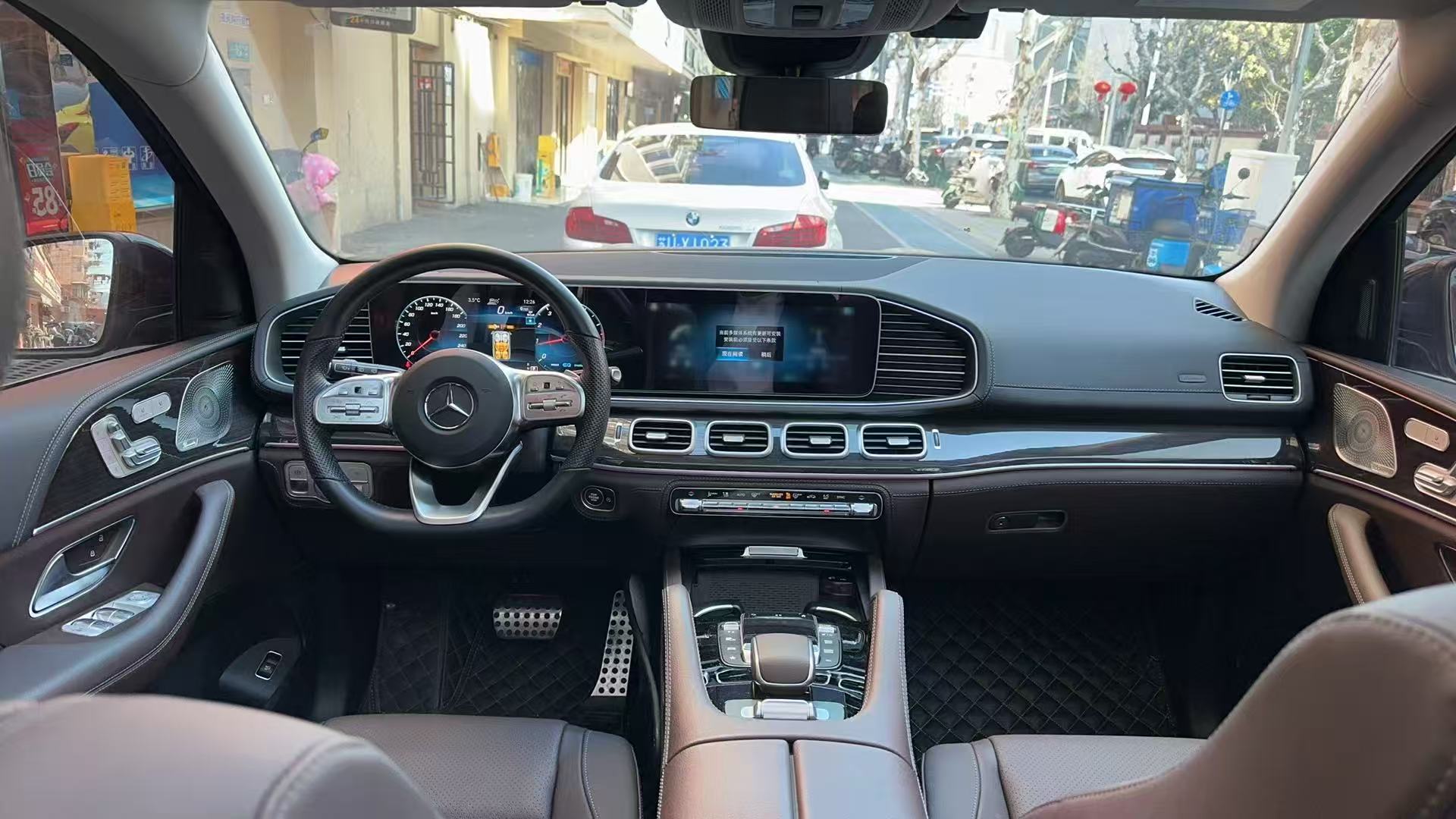 Mercedes-Benz GLS Class 2023 car image #3