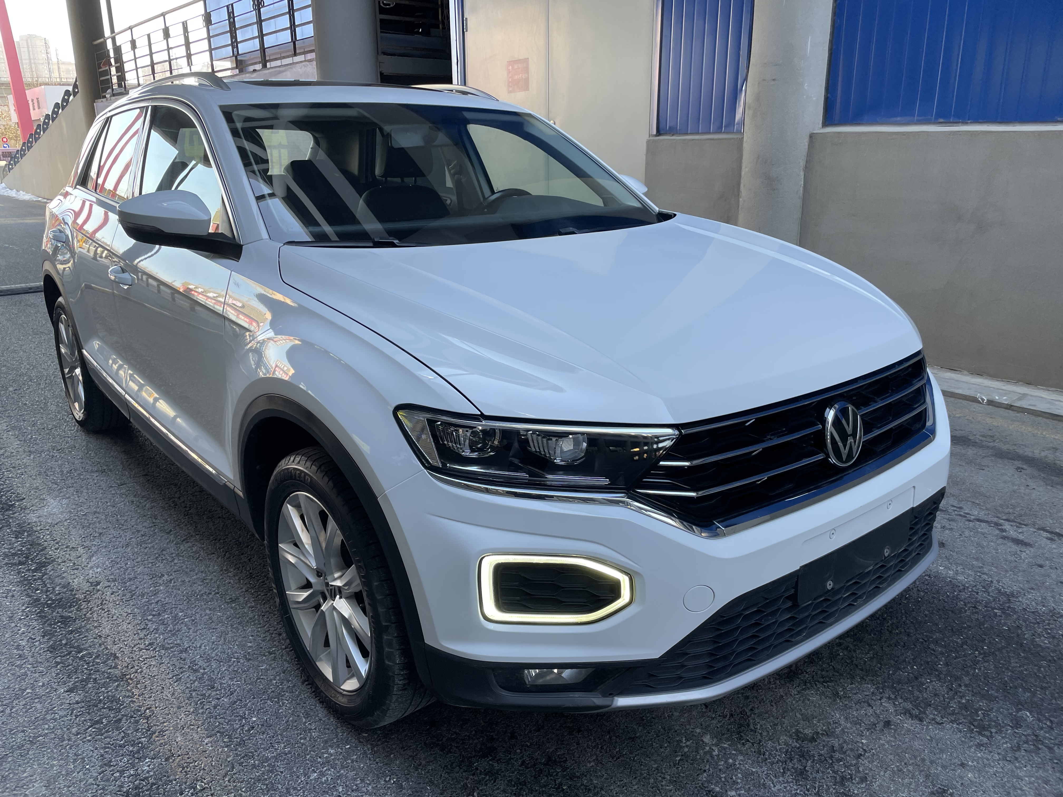 Volkswagen T-Roc 2022 car image #3